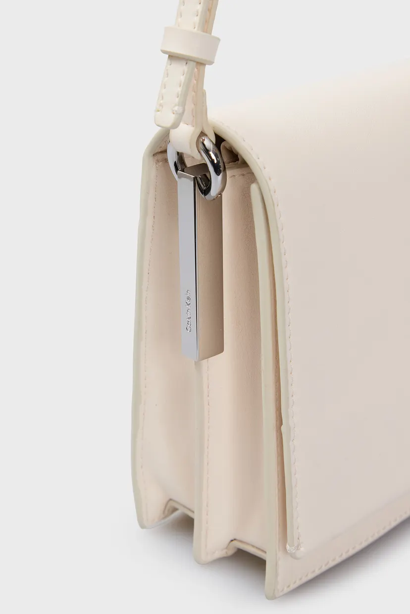 Жіноча біла сумка CK ELONGATED SHOULDER BAG 5