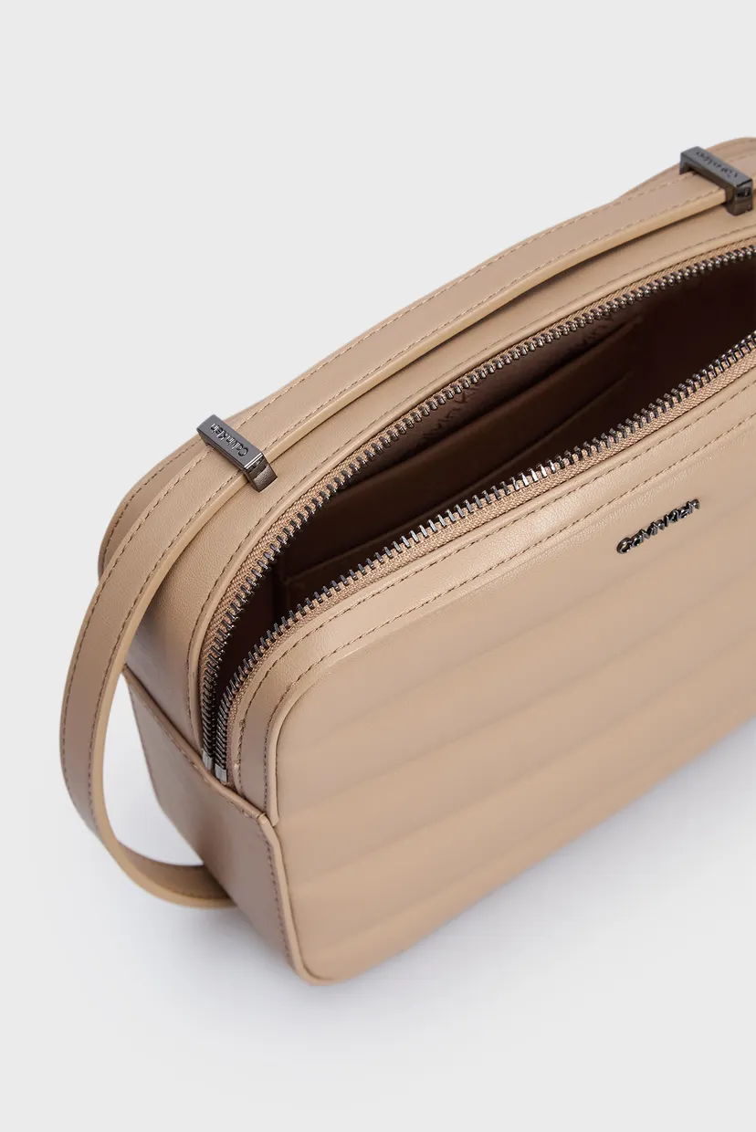 Жіноча бежева сумка LINE QUILT CAMERA BAG 6