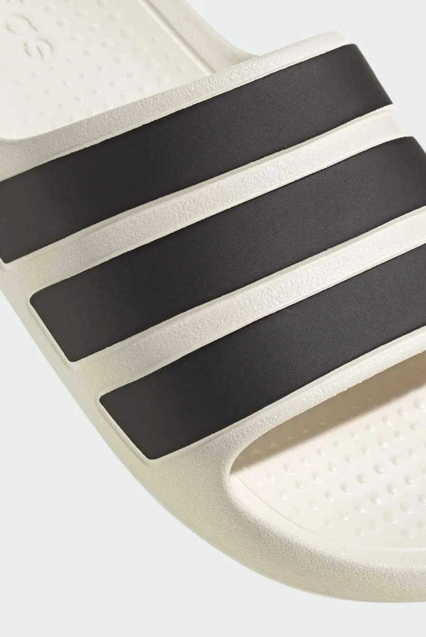 Белые слайдеры Adilette Flow 7