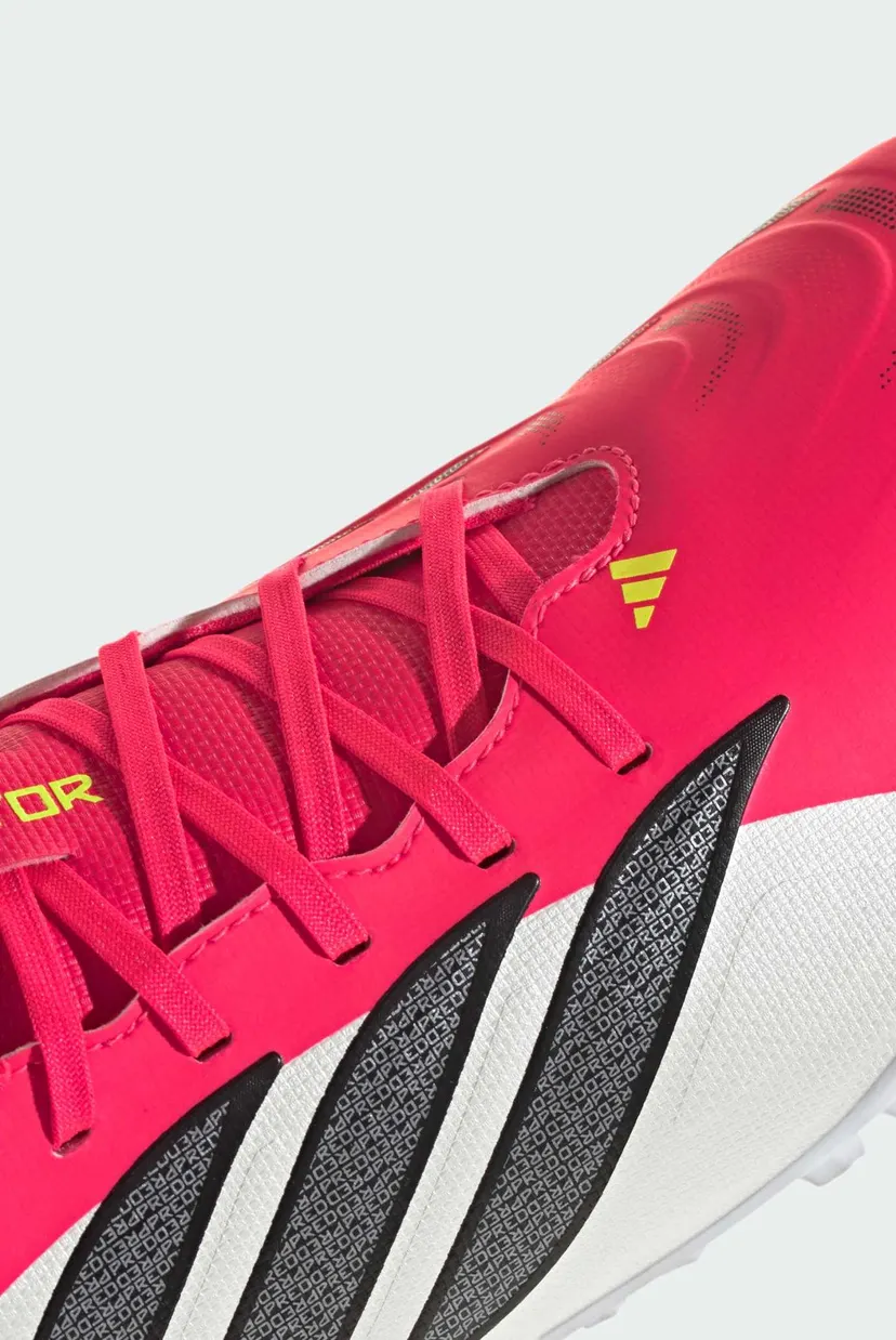 Розовые сороконожки Predator Club Turf Football 8