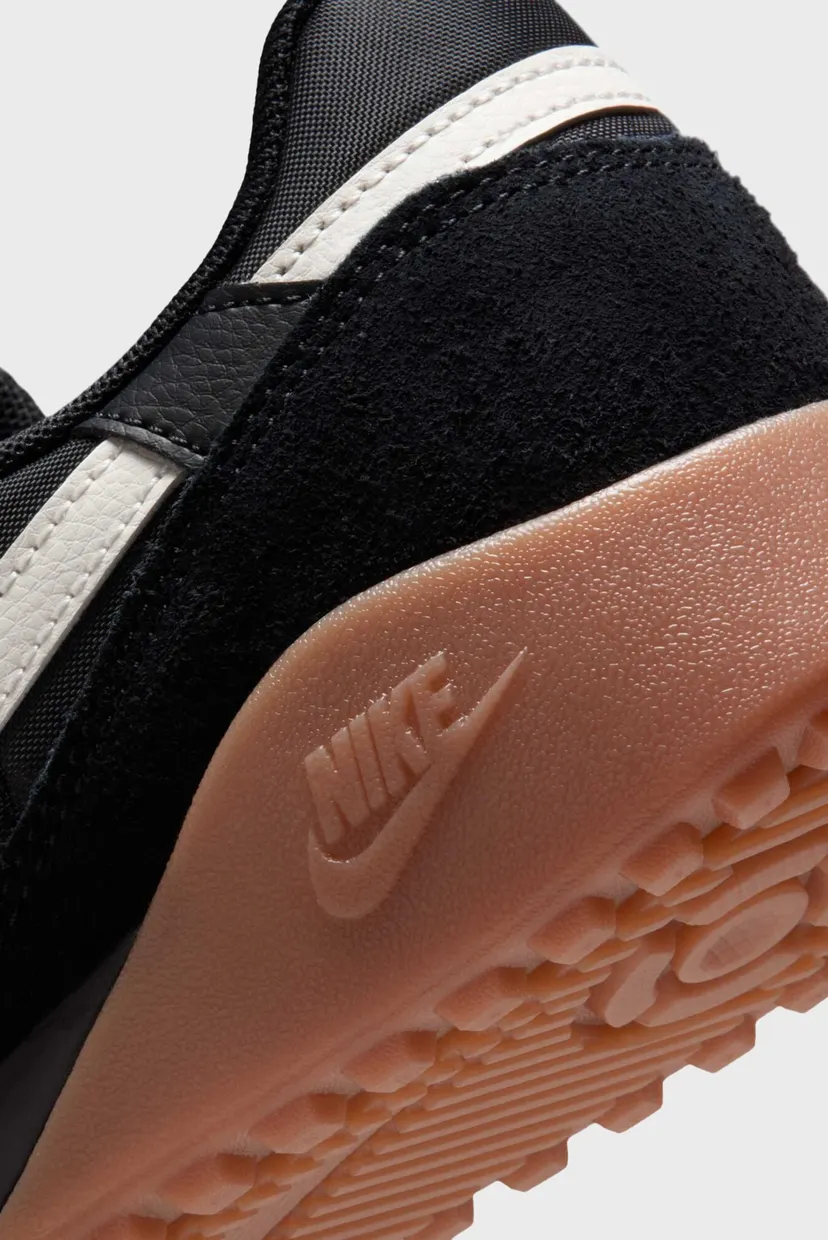 Жіночі чорні шкіряні снікерси W NIKE TERRA MANTA 6