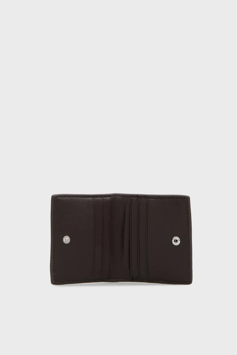 Жіночий темно-коричневий гаманець WOVEN FLAP 4