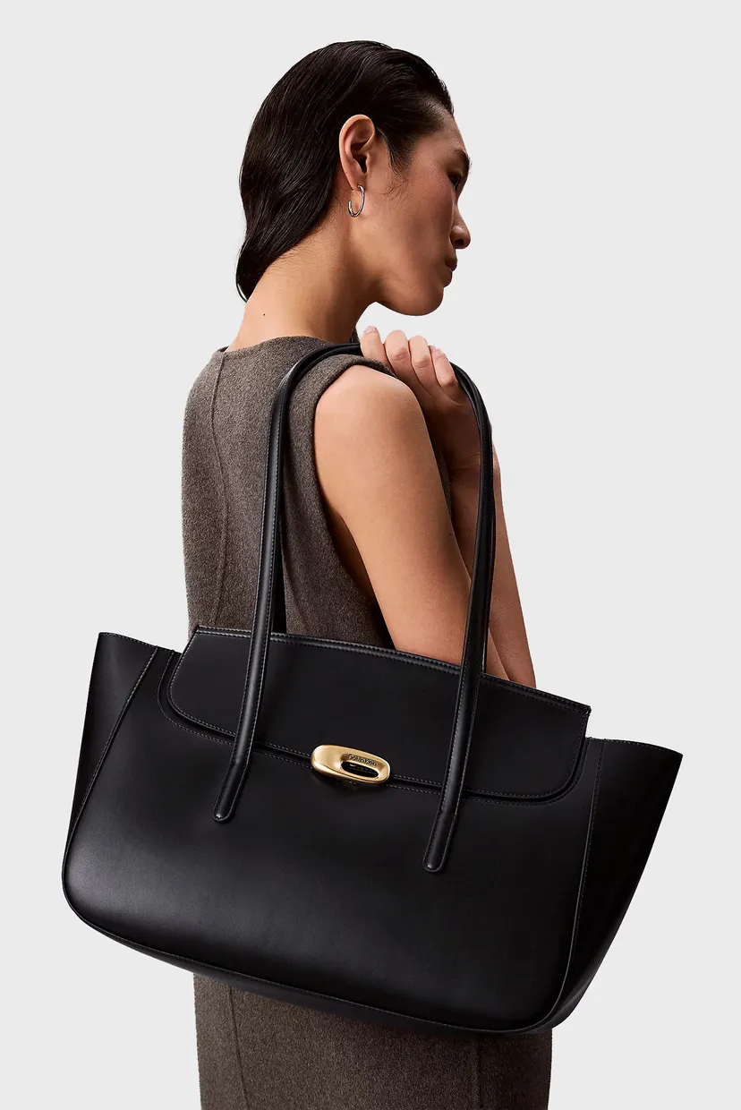 Жіноча чорна сумка HARDWARE FLAP TOTE Calvin Klein LV04F3145G — MD
