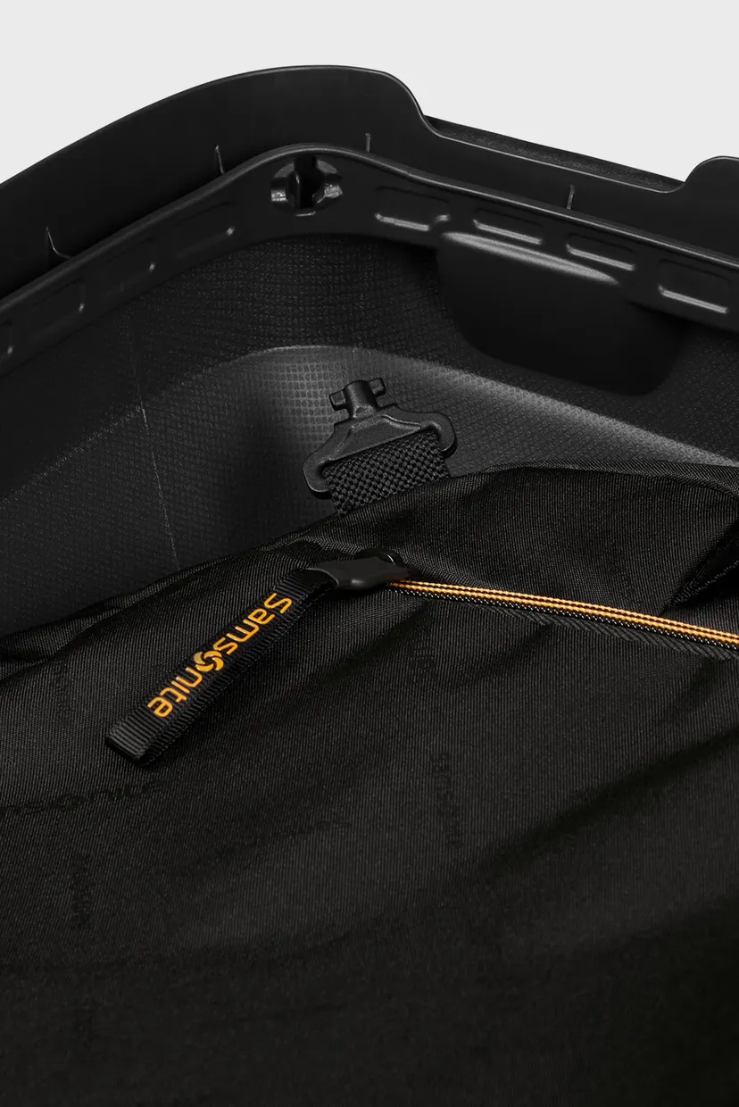 Черный чемодан 55 см ESSENS GRAPHITE 8