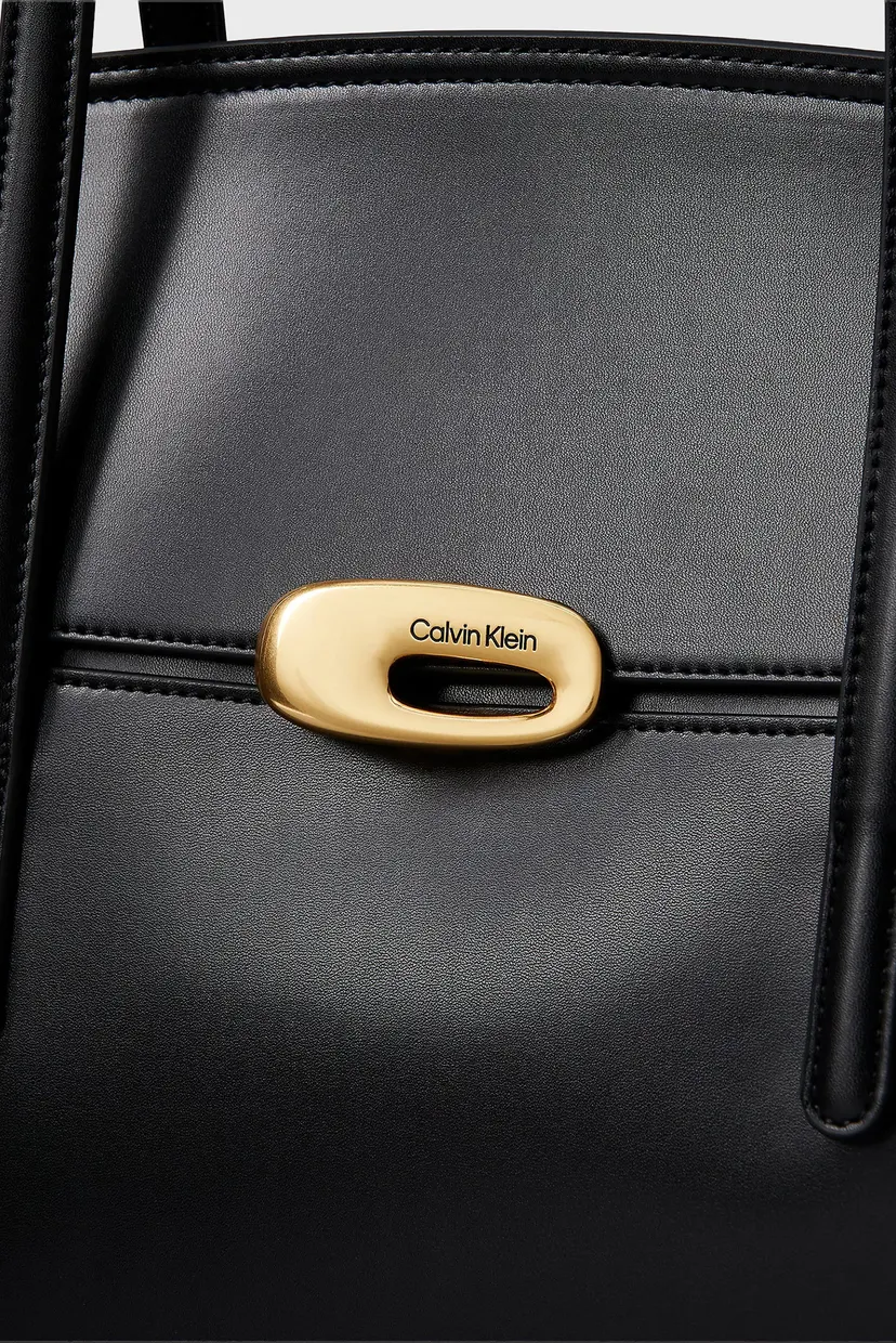 Женская черная сумка HARDWARE FLAP TOTE 5