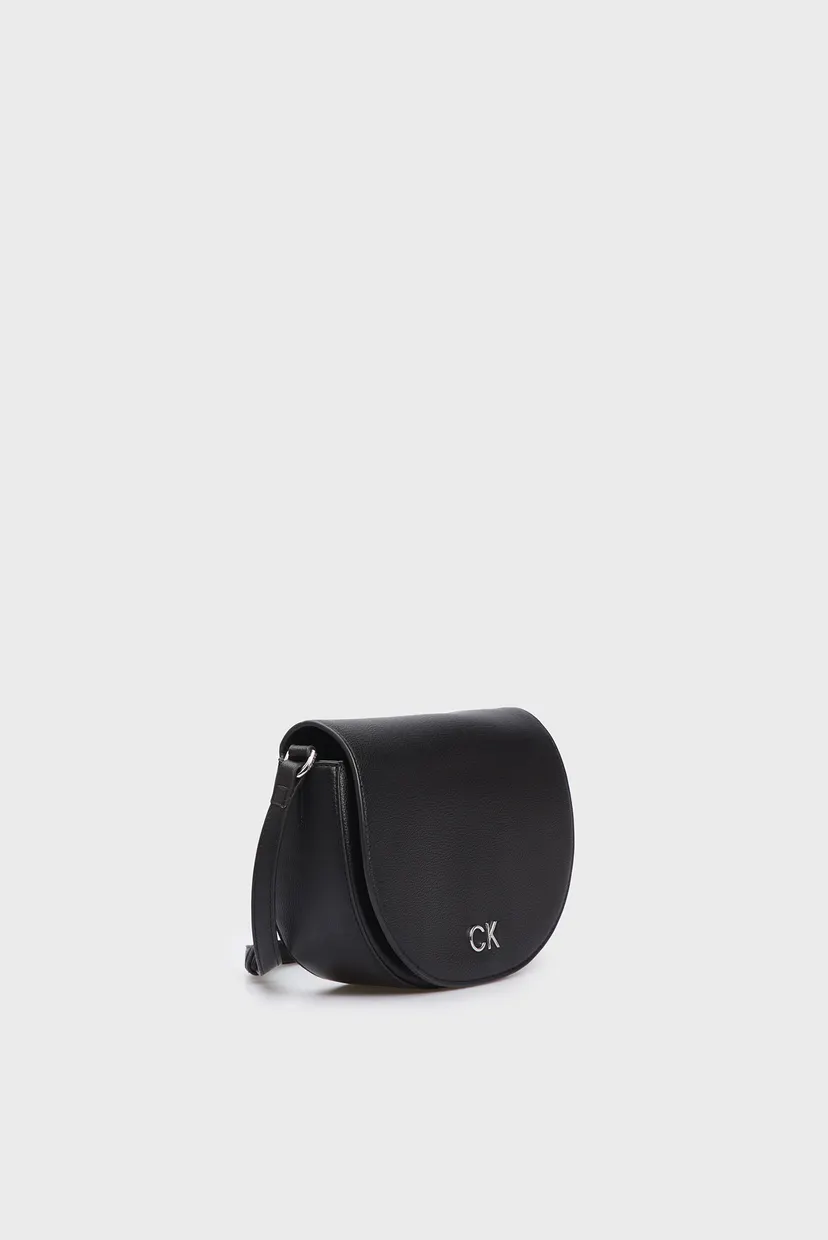 Женская черная сумка CK DAILY SADDLE BAG PEBBLE 3