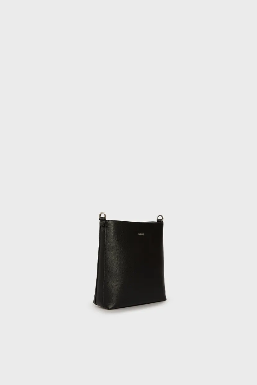 Женская черная сумка CK MUST SMALL BUCKET_CAVIAR 3