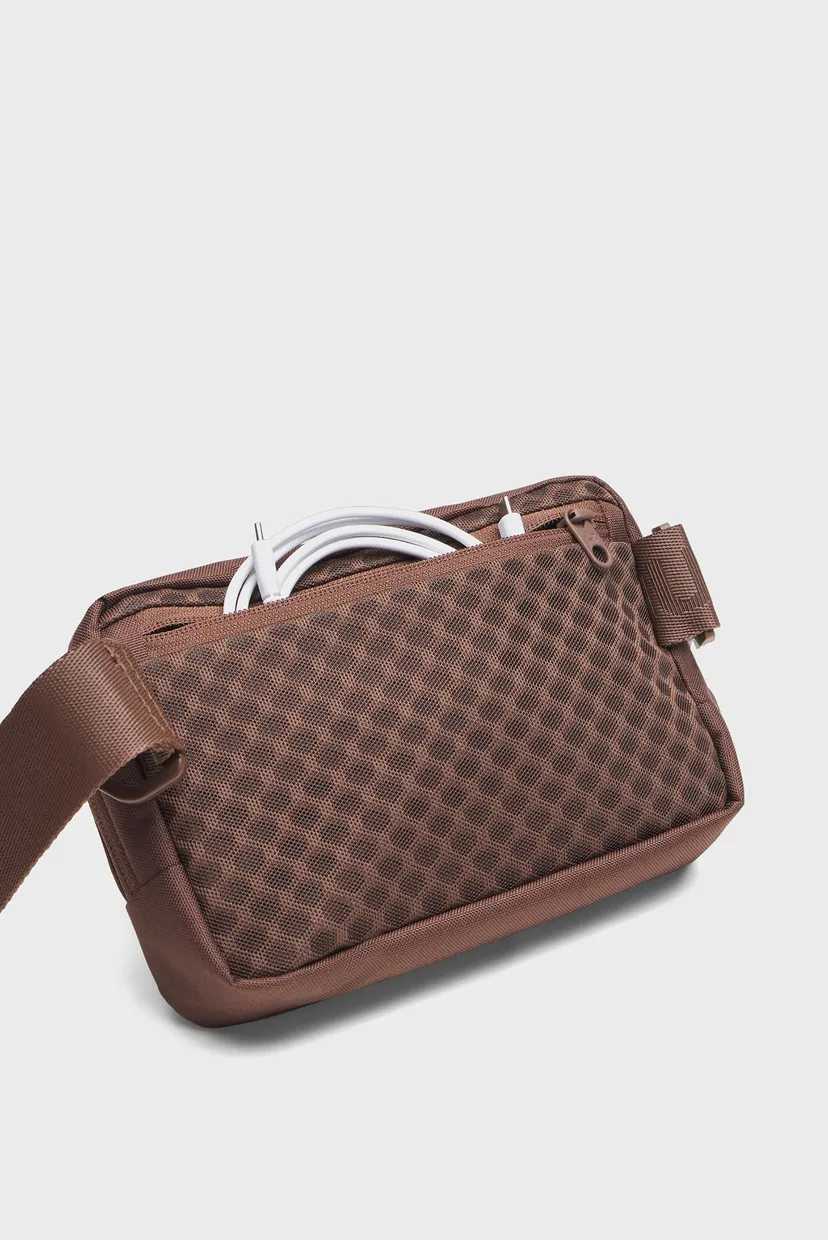 Коричневая поясная сумка UA Essential WB Xbody 4