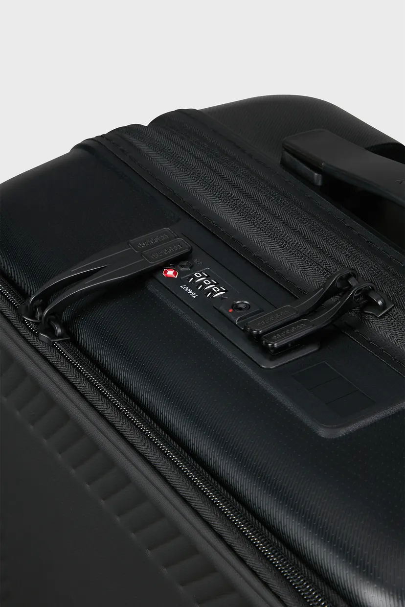 Черный чемодан 55 см DASHPOP TRUE BLACK 6