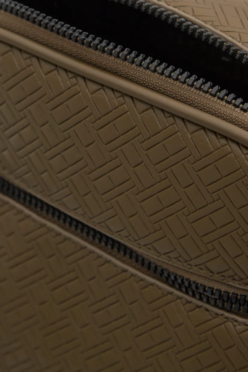 Мужская оливковая сумка EMBOSSED FLAG MINI 6