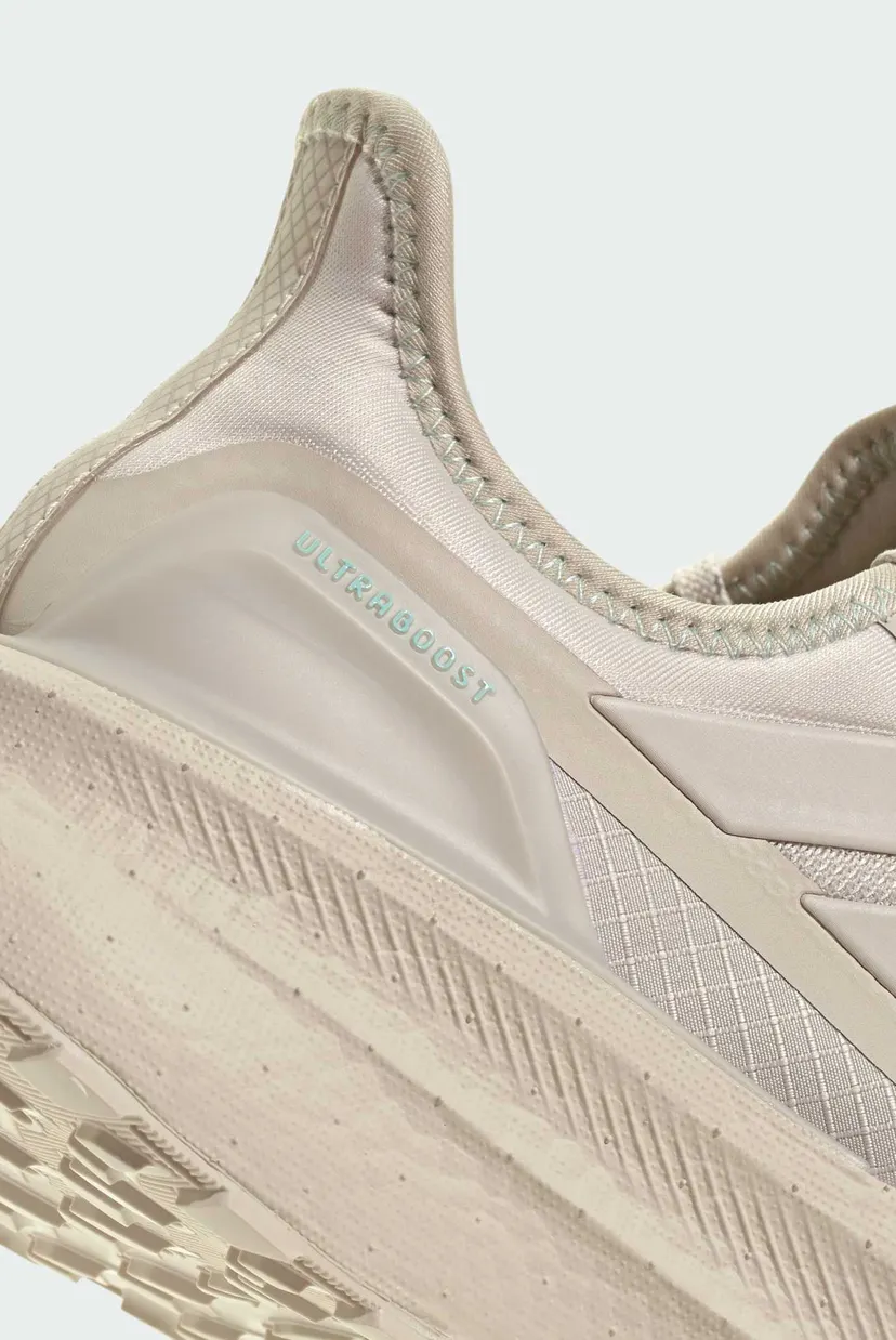 Женские бежевые кроссовки Ultraboost 8