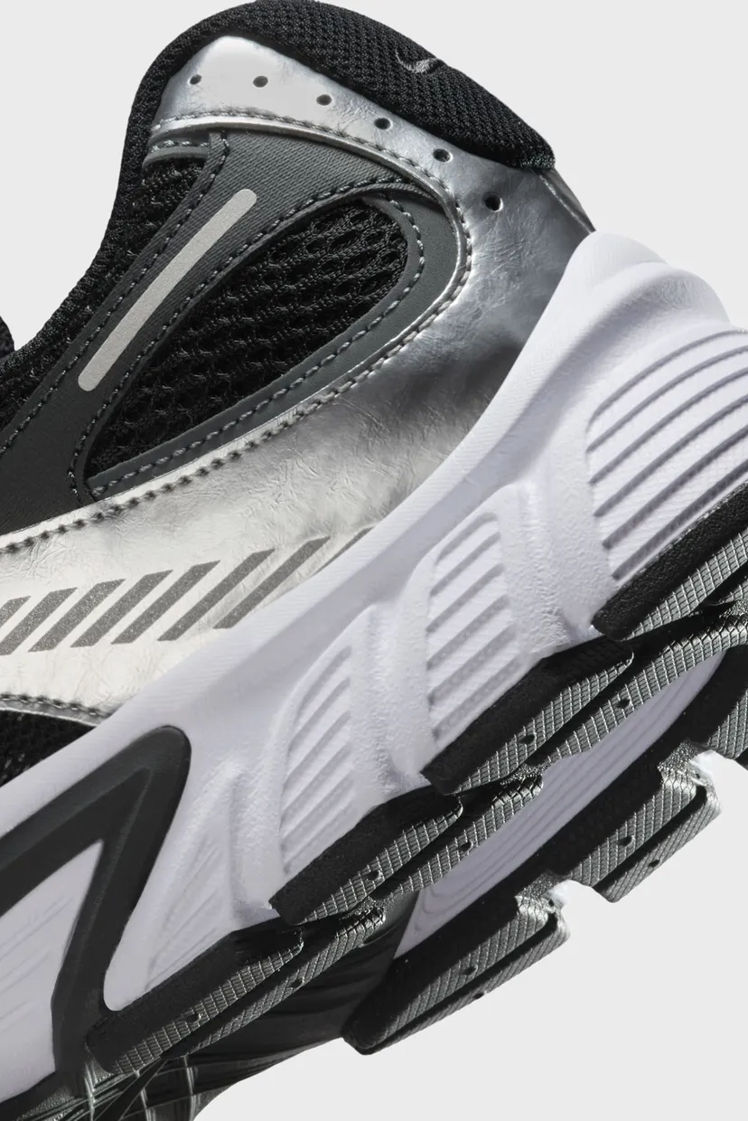 Чоловічі чорні кросівки NIKE V5 RNR 6