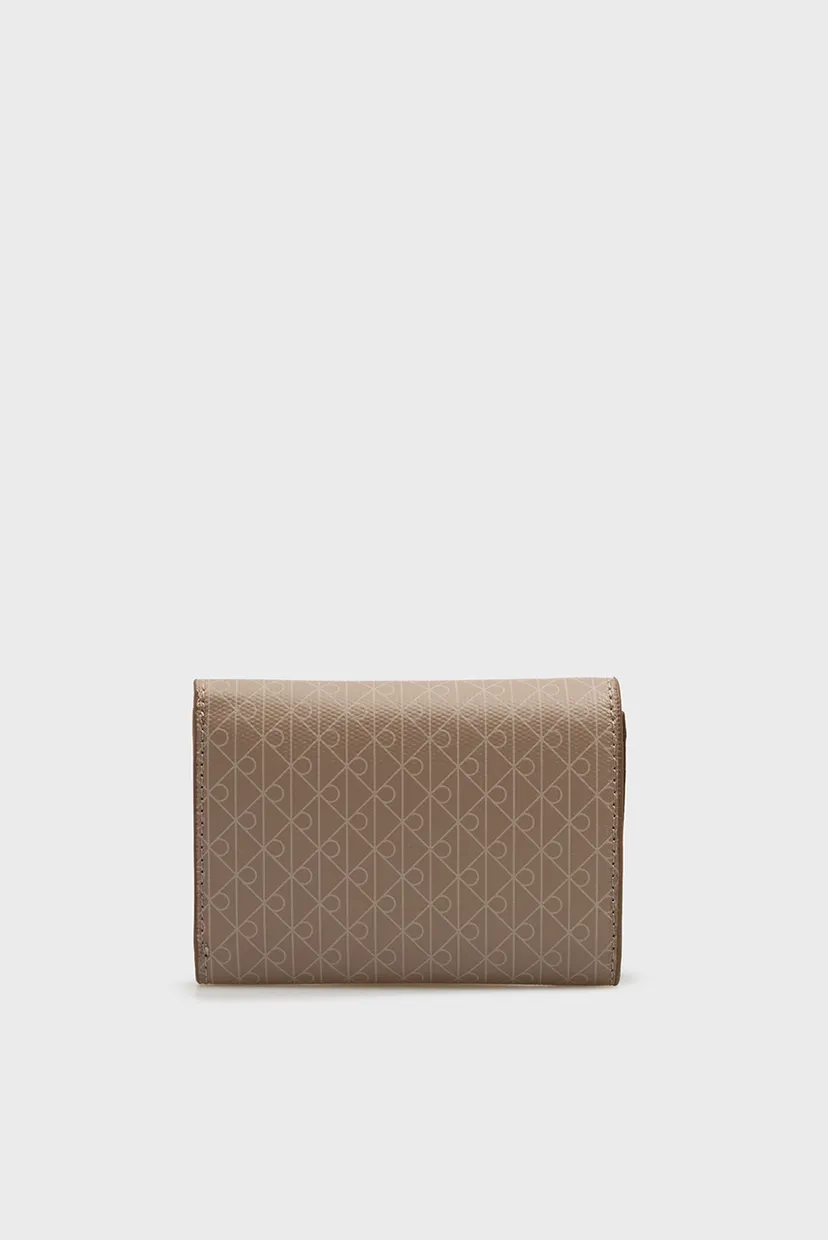 Женский бежевый кошелек с узором EMBLEM AOP TRIFOLD 4