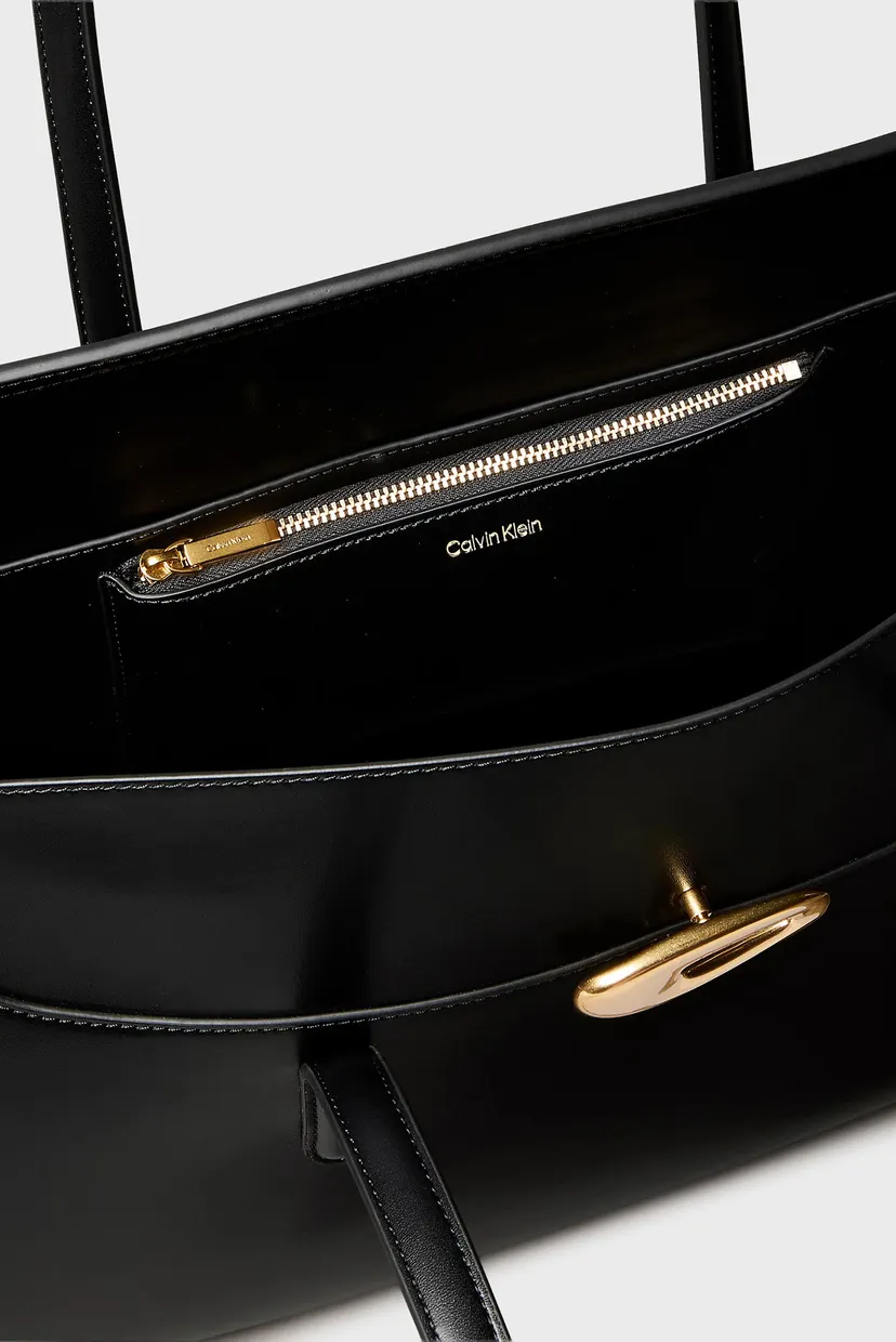 Жіноча чорна сумка HARDWARE FLAP TOTE 4