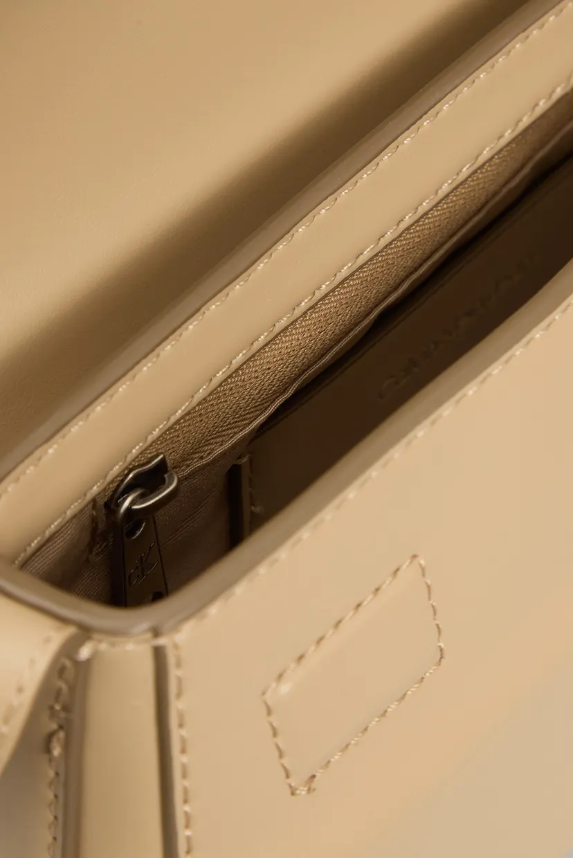 Жіноча бежева сумка BELTED SMALL SHOULDER BAG 6