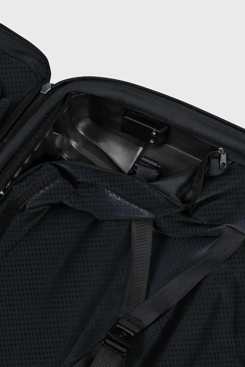 Черный чемодан 55 см UPSCAPE BLACK 6