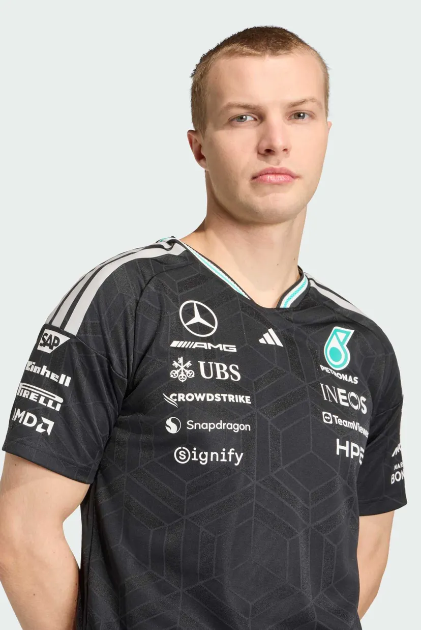 Мужская черная футболка MERCEDES - AMG PETRONAS FORMULA 1 TEAM DRIVER AUTHENTIC 4