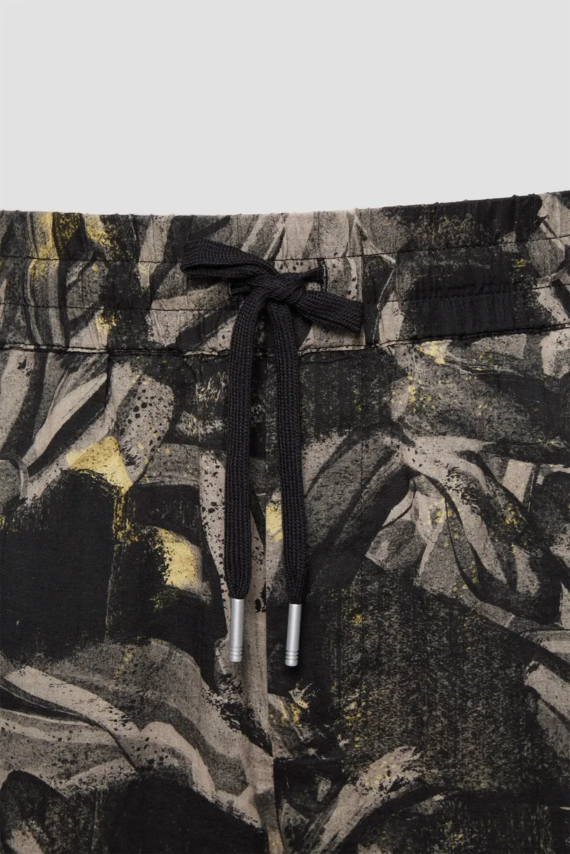 Чоловічі чорні шорти з візерунком 4