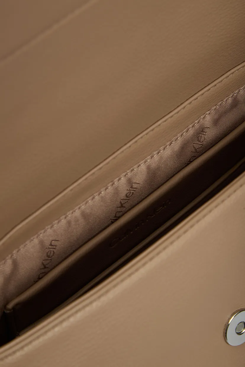 Жіноча коричнева сумка CK DAILY SHOULDER BAG PEBBLE 7
