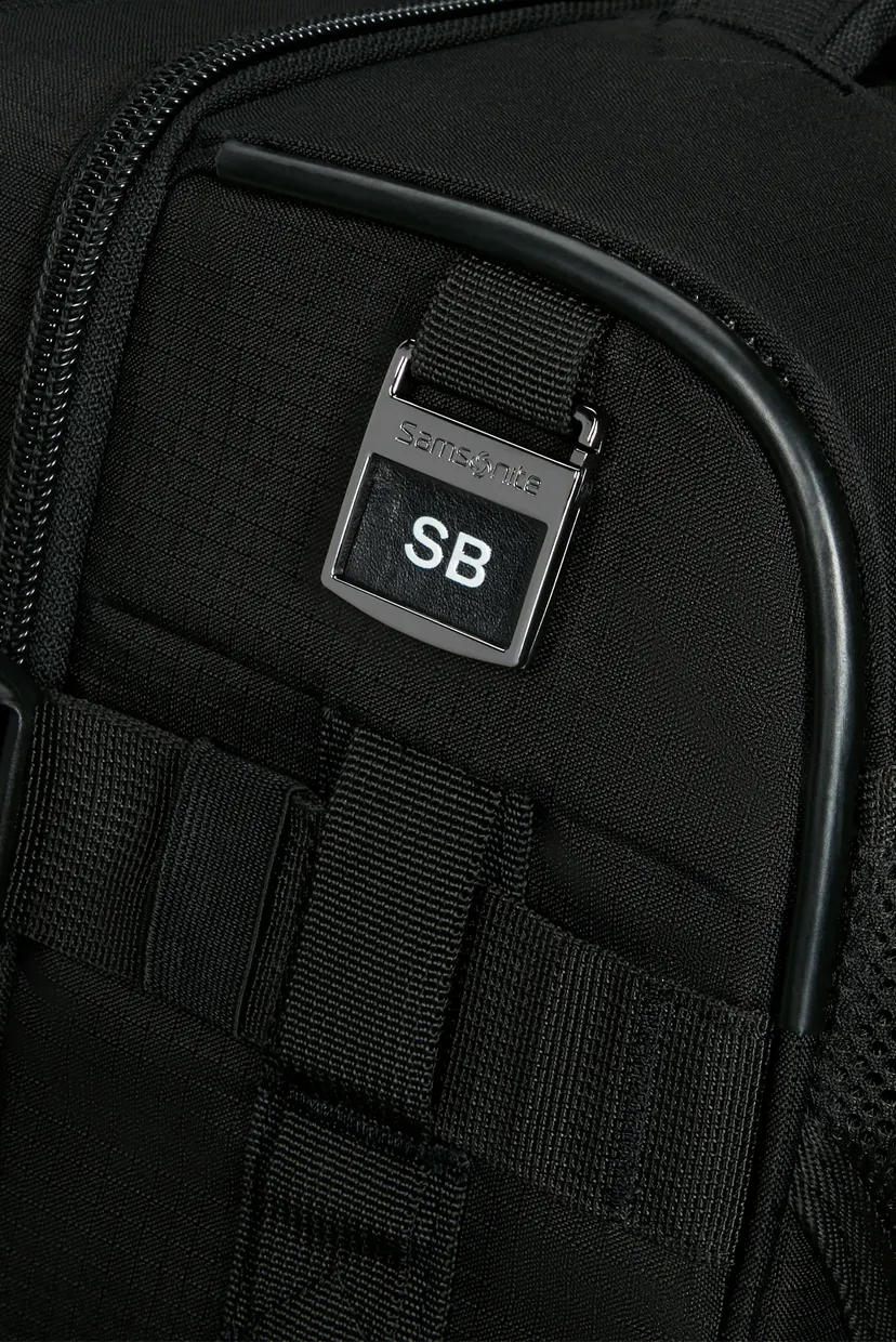 Черный чемодан 55 см ROADSEEKER DEEP BLACK 6