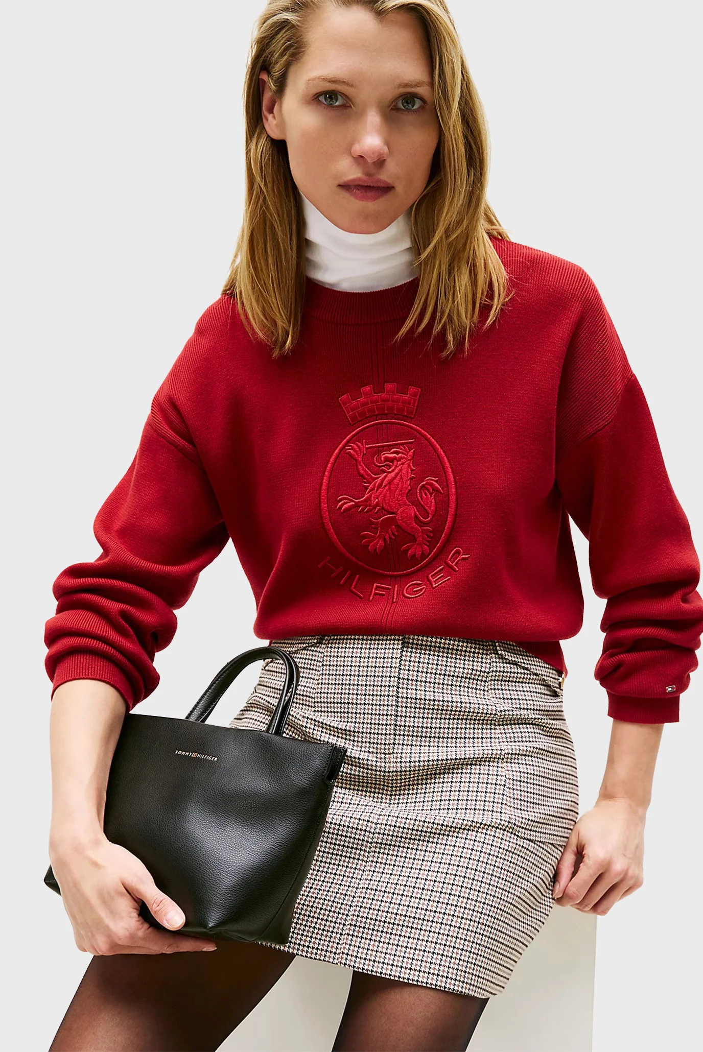 Женская черная сумка LOGOTAPE MINI Tommy Hilfiger AW0AW17694 — MD