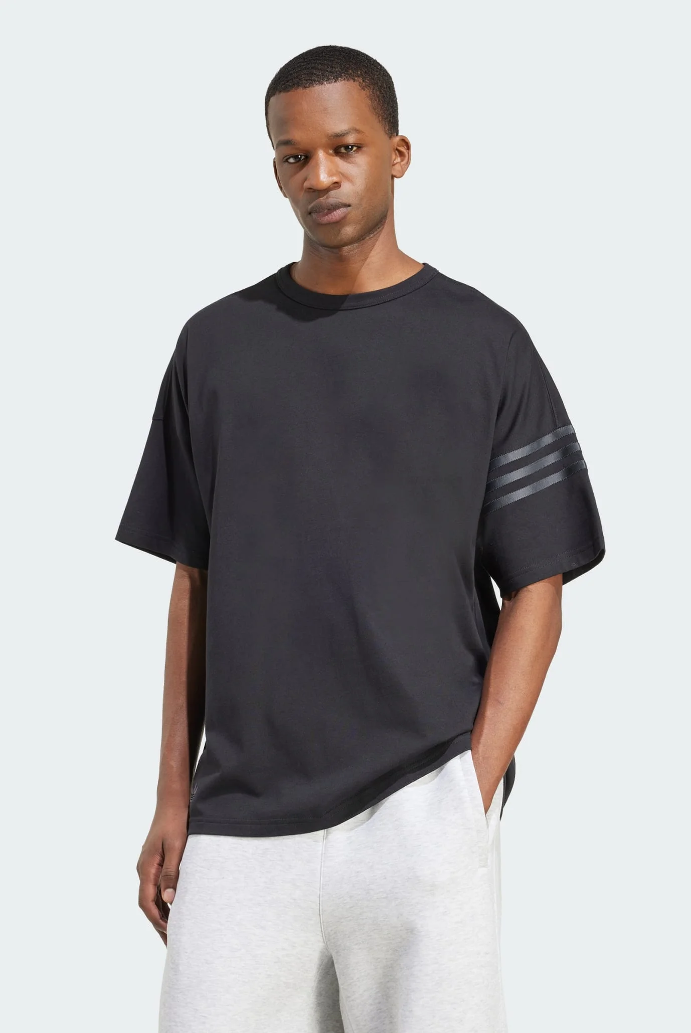 Мужская черная футболка Neuclassics adidas HZ3700 — MD-Fashion