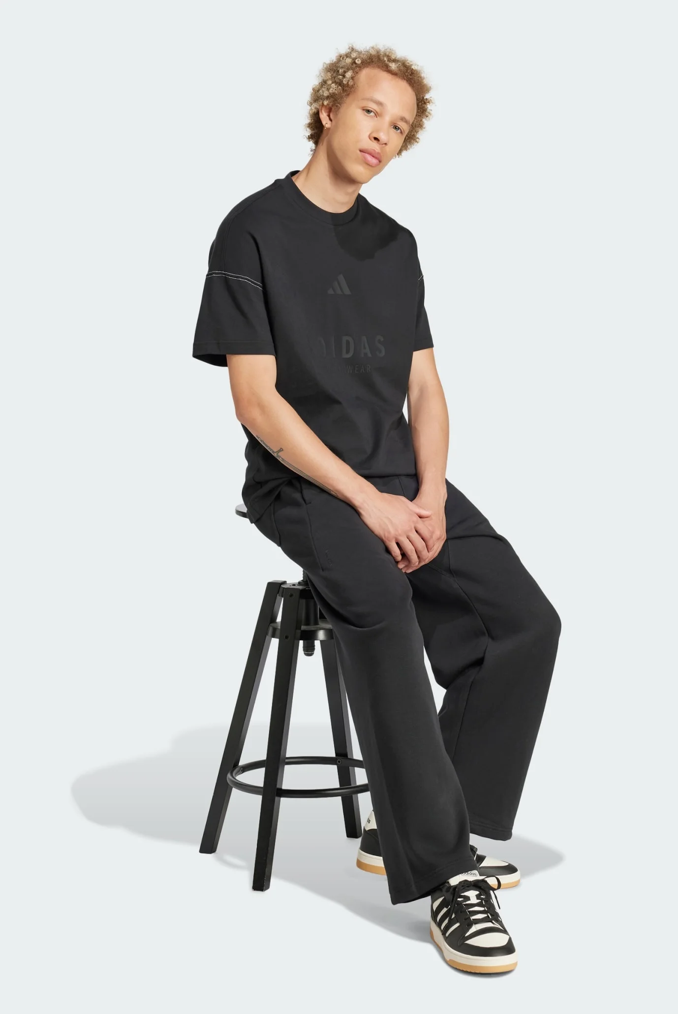 Мужская черная футболка ALL SZN Graphic adidas JJ3658 — MD-Fashion