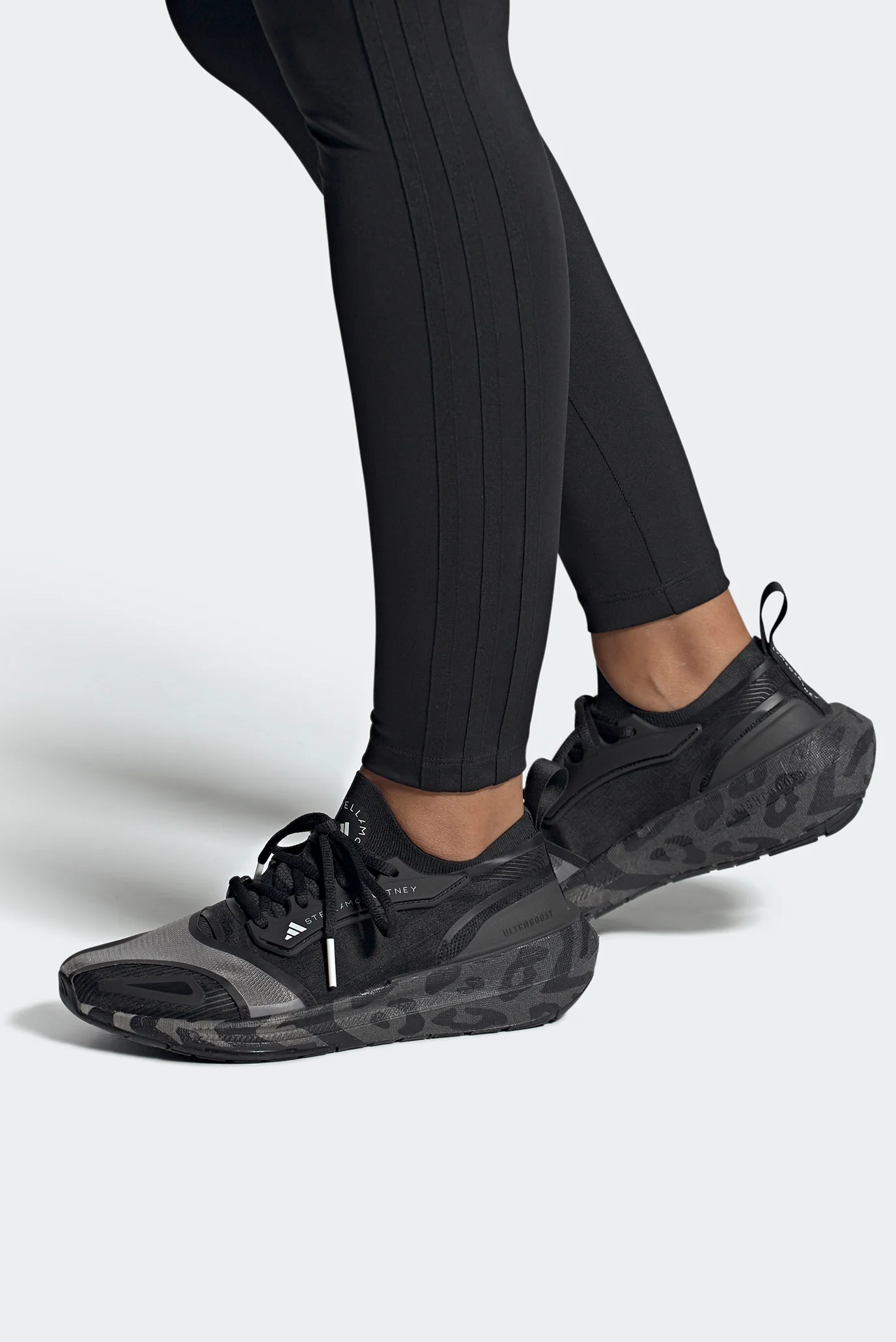 Женские черные кроссовки adidas by Stella McCartney Ultraboost