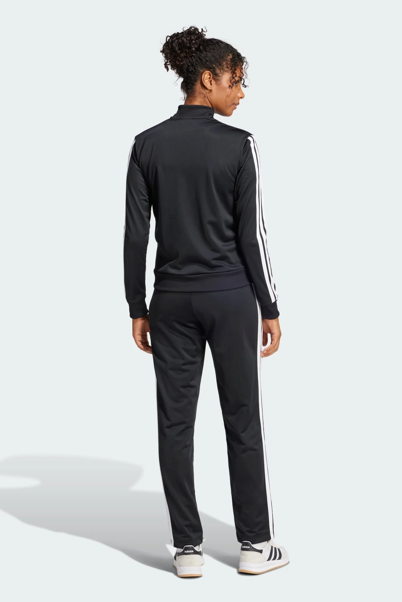 sportivnyj-kostyum-essentials-