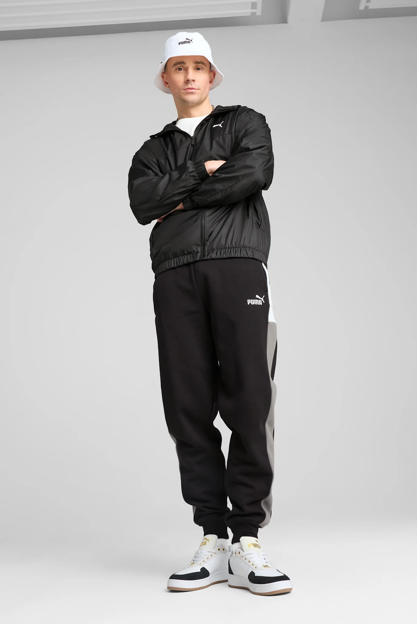 Чоловіча чорна вітровка Essentials Relaxed Windbreaker Men PUMA