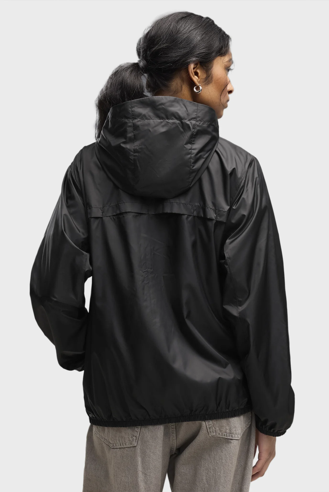 Женская черная ветровка Essentials Regular Windbreaker Women PUMA Женская черная ветровка Essentials Regular Windbreaker Women PUMA