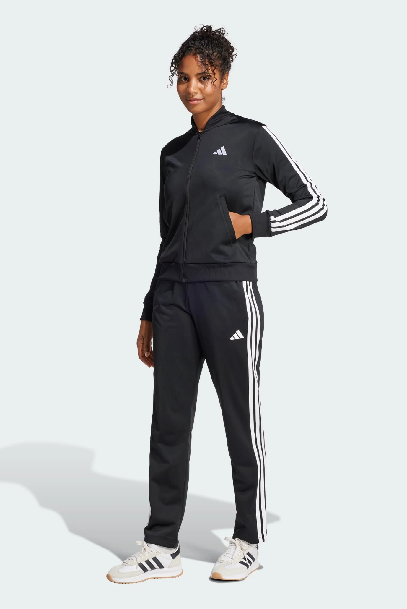sportivnyj-kostyum-essentials-