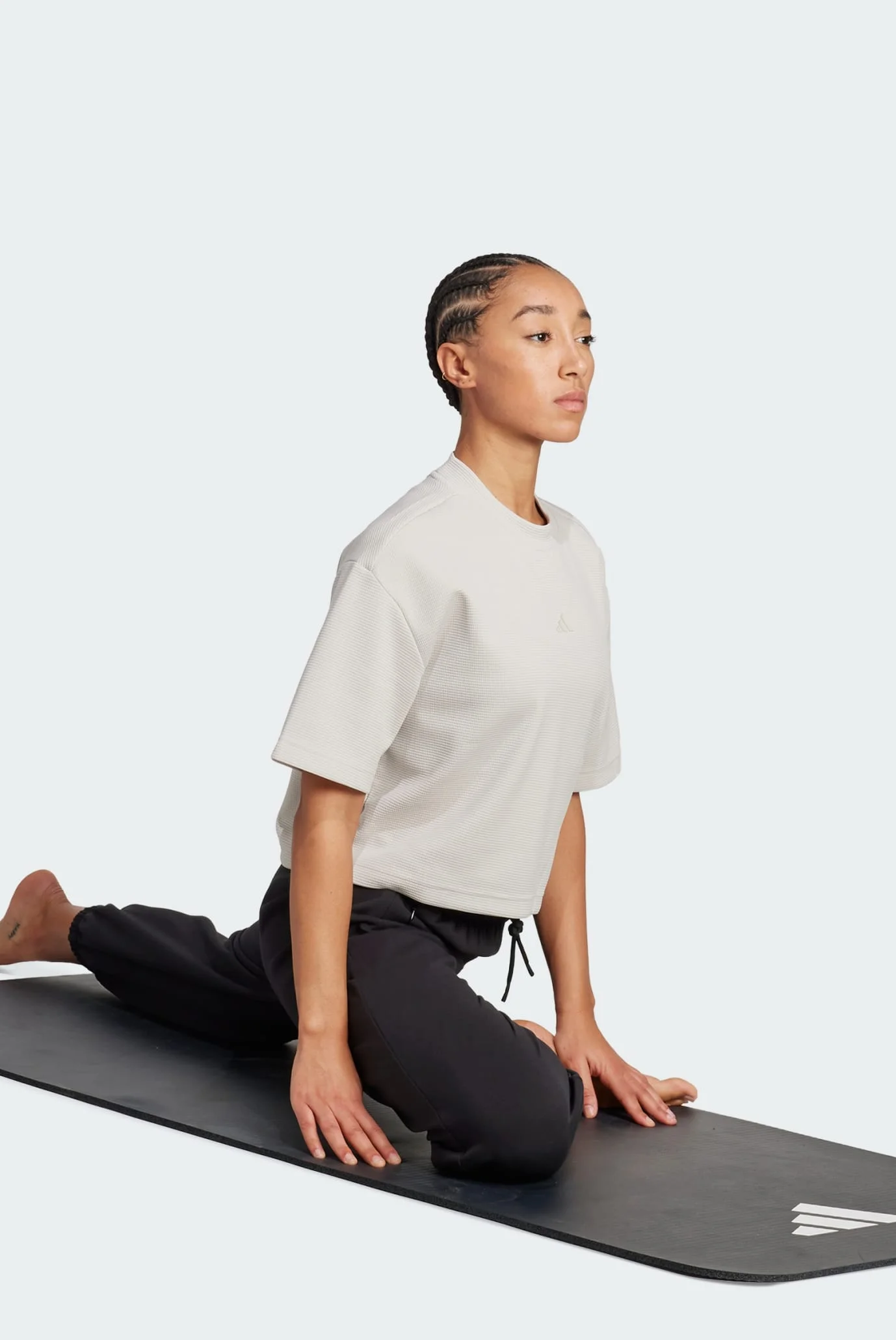 Женская белая футболка Yoga Motion Waffle adidas JM4476 — MD-Fashion