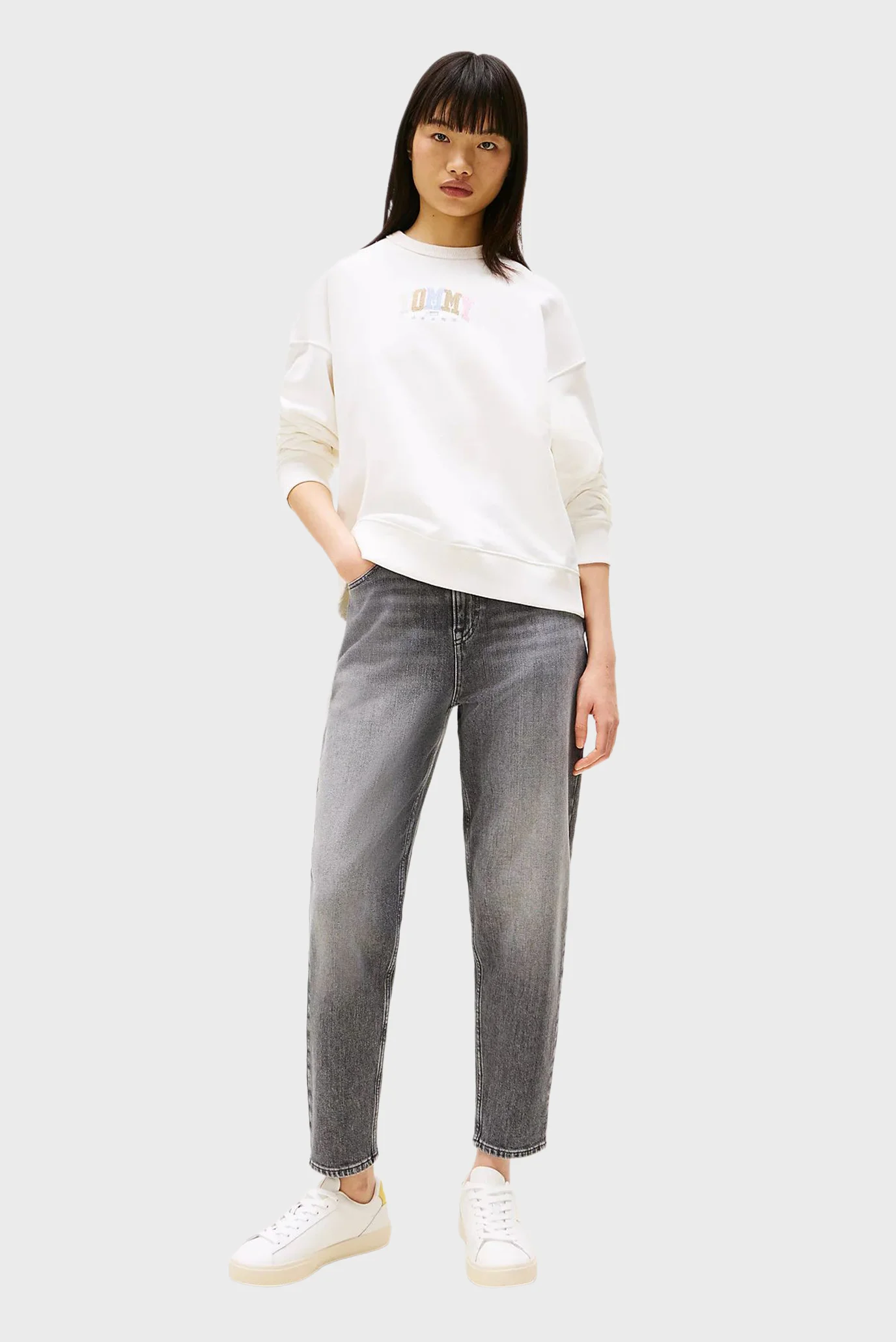 Женские серые джинсы MOM Tommy Jeans DW0DW20648 — MD-Fashion