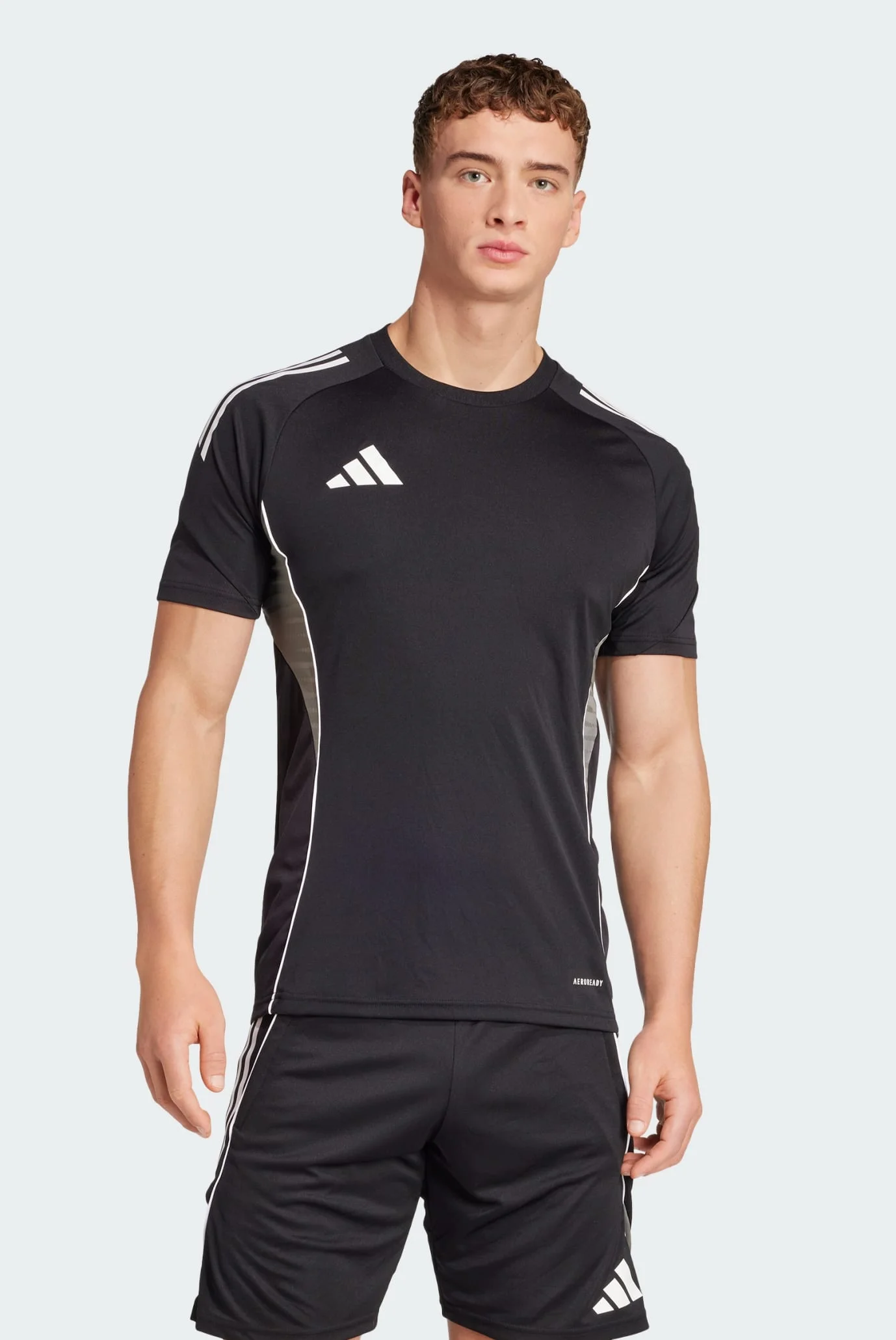 muzhskaya-chernaya-futbolka-