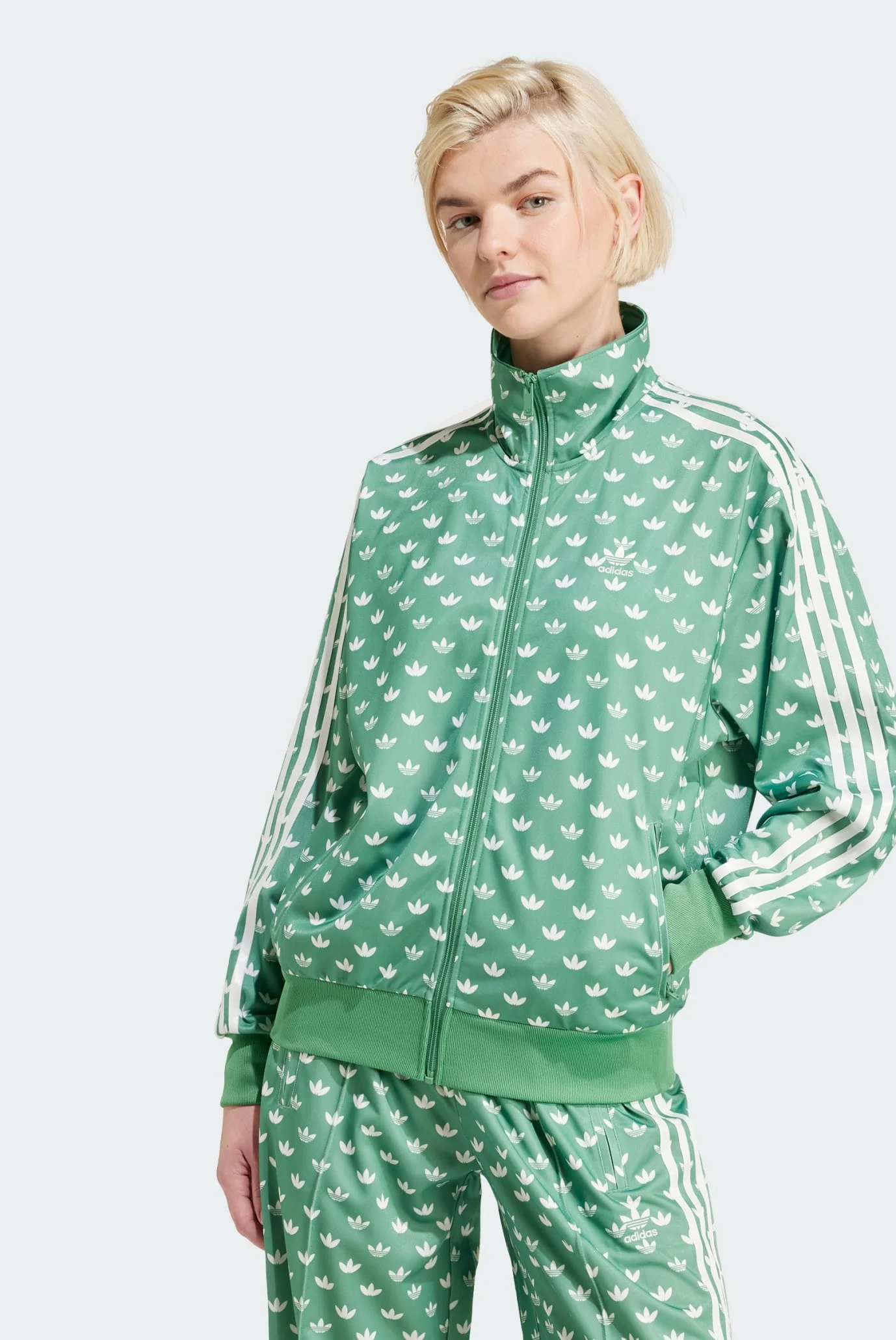 zhenskaya-zelenaya-sportivnaya