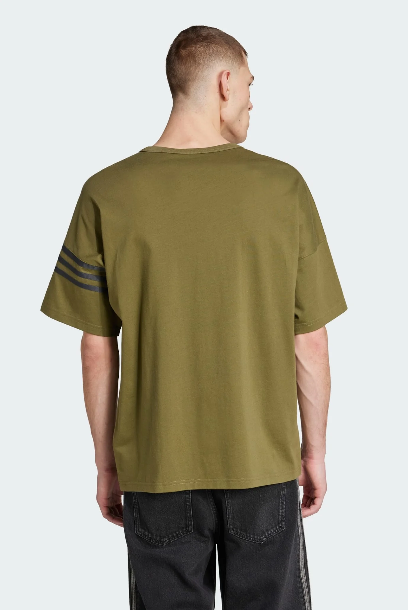 Manグッズ Мужская оливковая футболка Neuclassics adidas HZ3697 — MD-Fashion