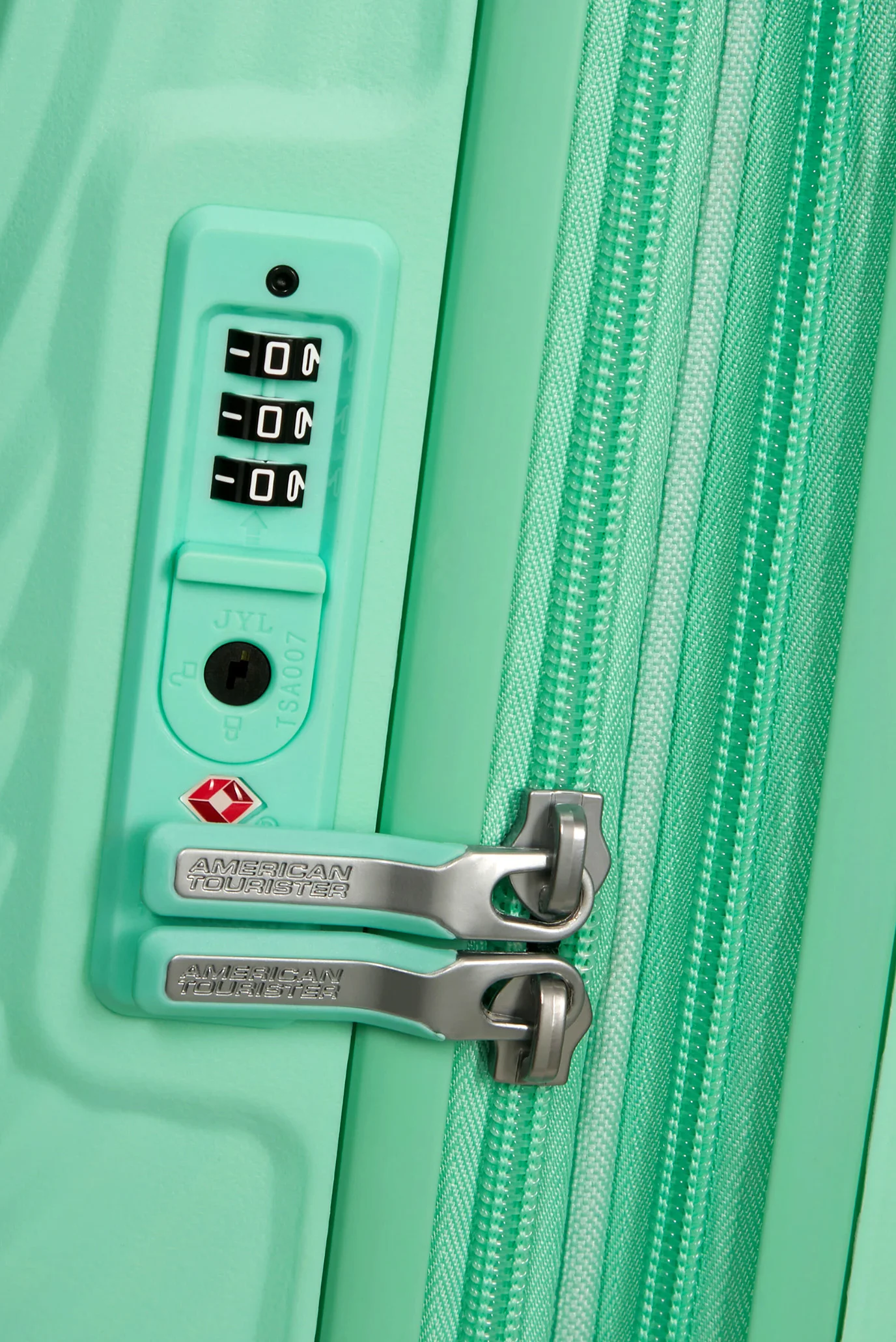 Дитяча м'ятна валіза 55 см MAGIC MICKEY American Tourister 66C