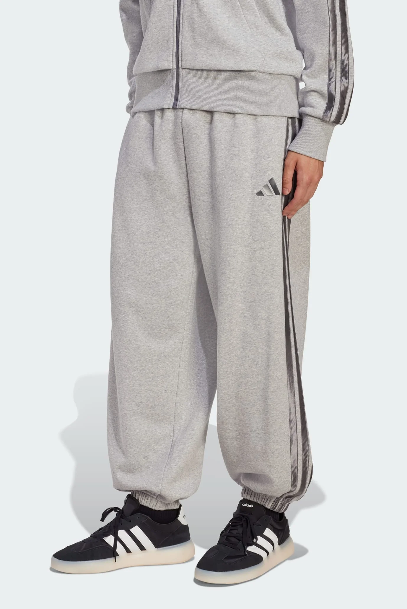 M*3様 【weekends ウィークエンズ】テリアとボール　グレー Мужские серые спортивные брюки HOLIDAY 3S adidas JM1704 — MD-Fashion