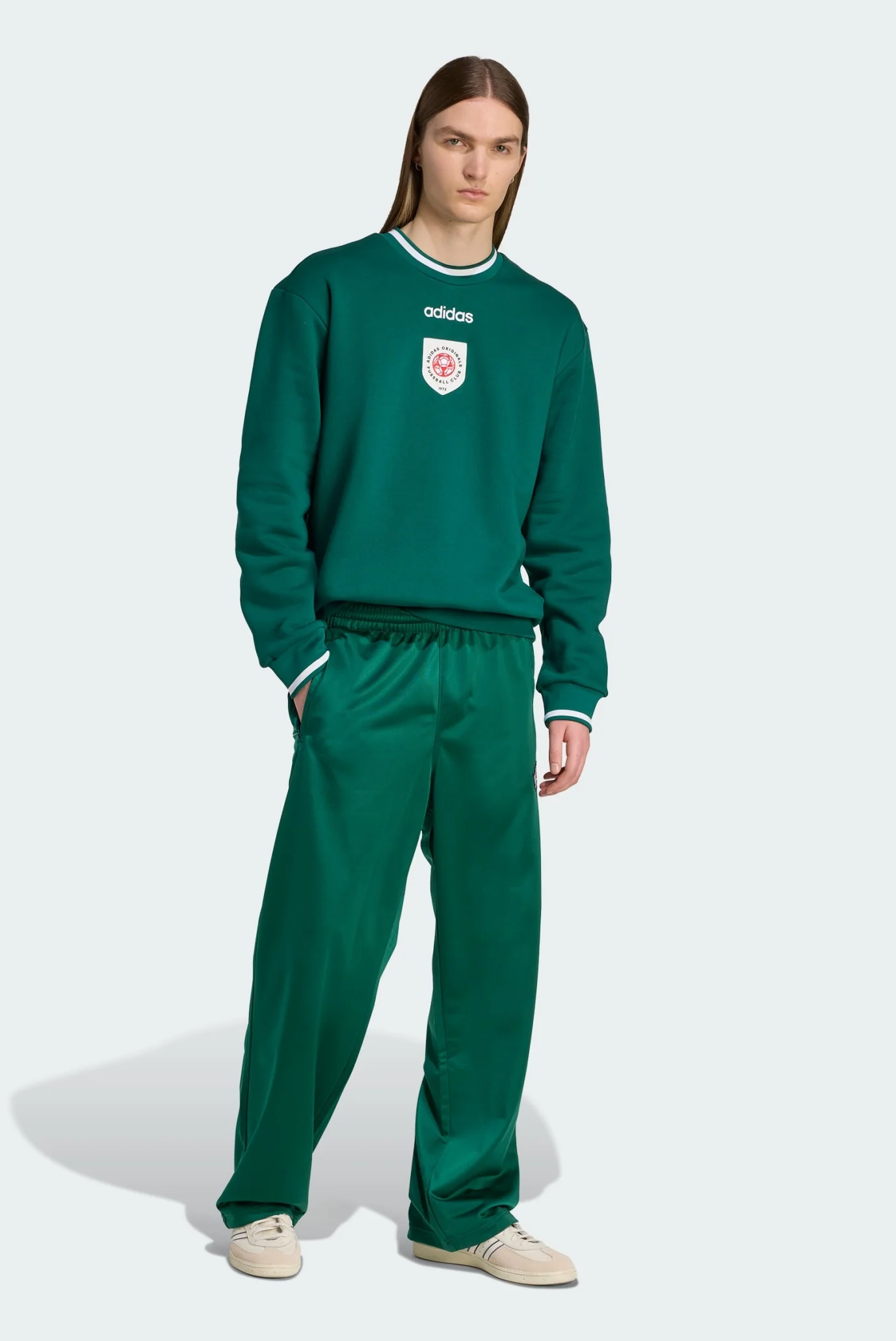 Чоловічий зелений світшот Badge Crewneck adidas JX3066 — MD-Fashion