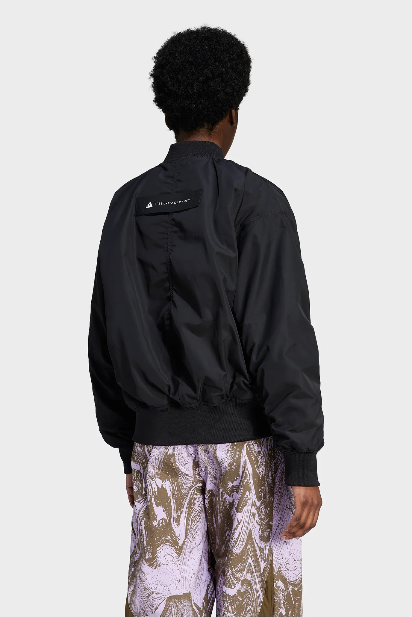 zhenskij-chernyj-bomber-adidas