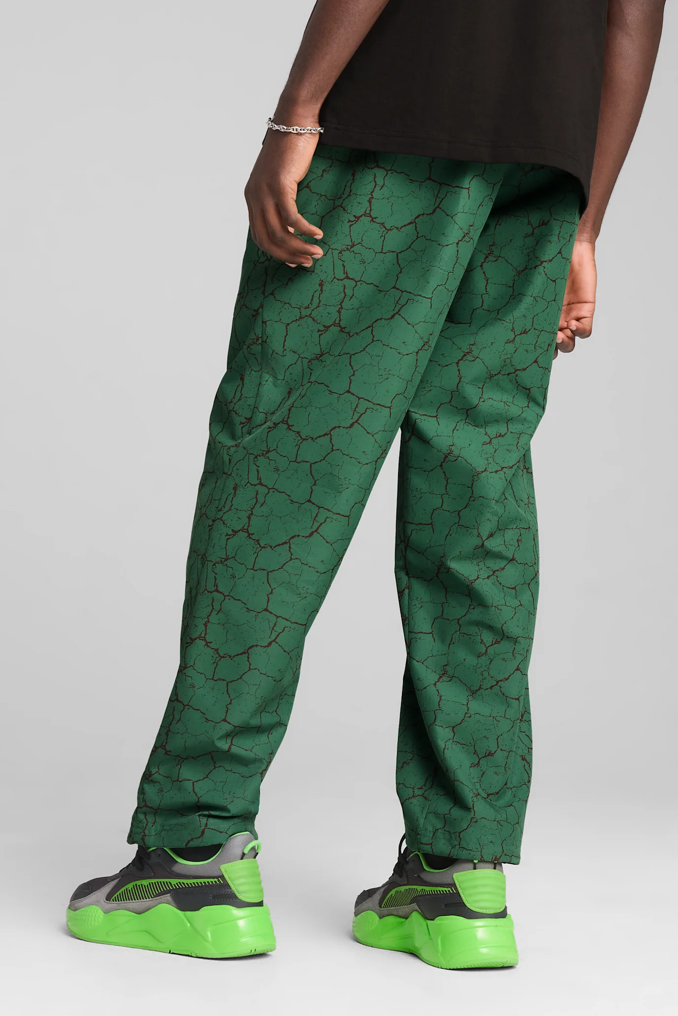 Мужские зеленые спортивные брюки с узором PUMA HOOPS x TMNT