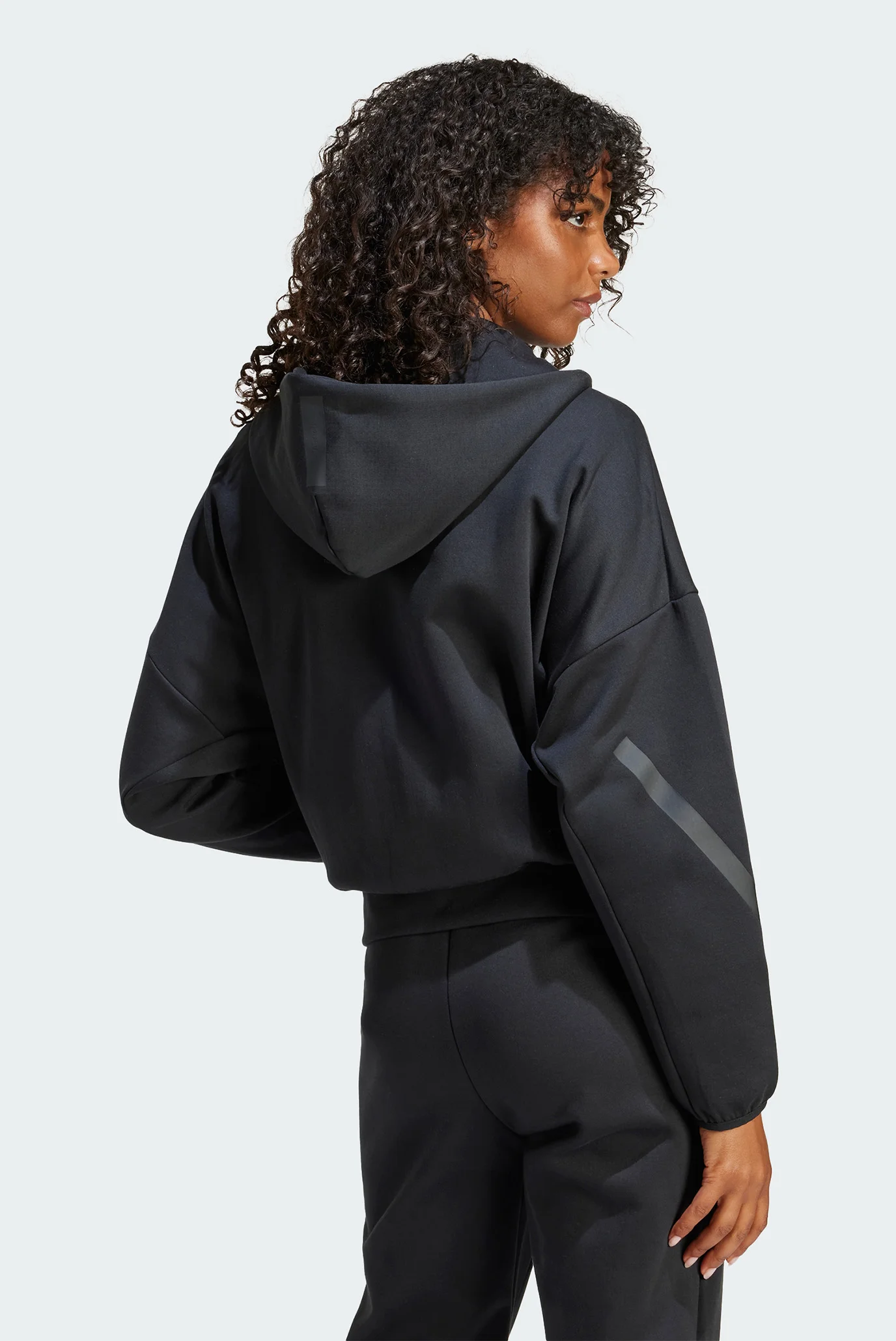 マタ Женское черное худи adidas Z.N.E. Full-Zip adidas JE7848 — MD-Fashion