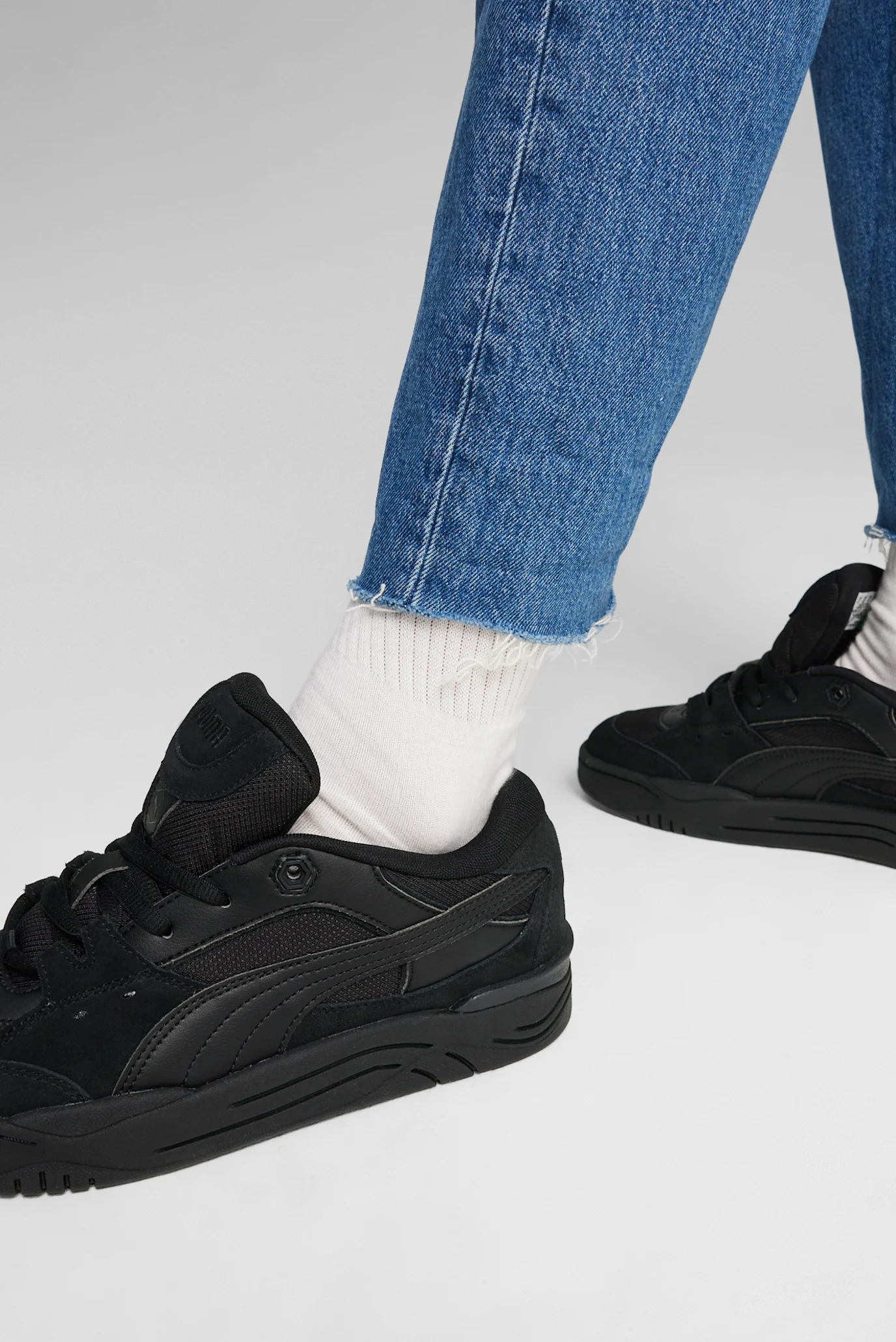 chorni-snikersy-puma-180-
