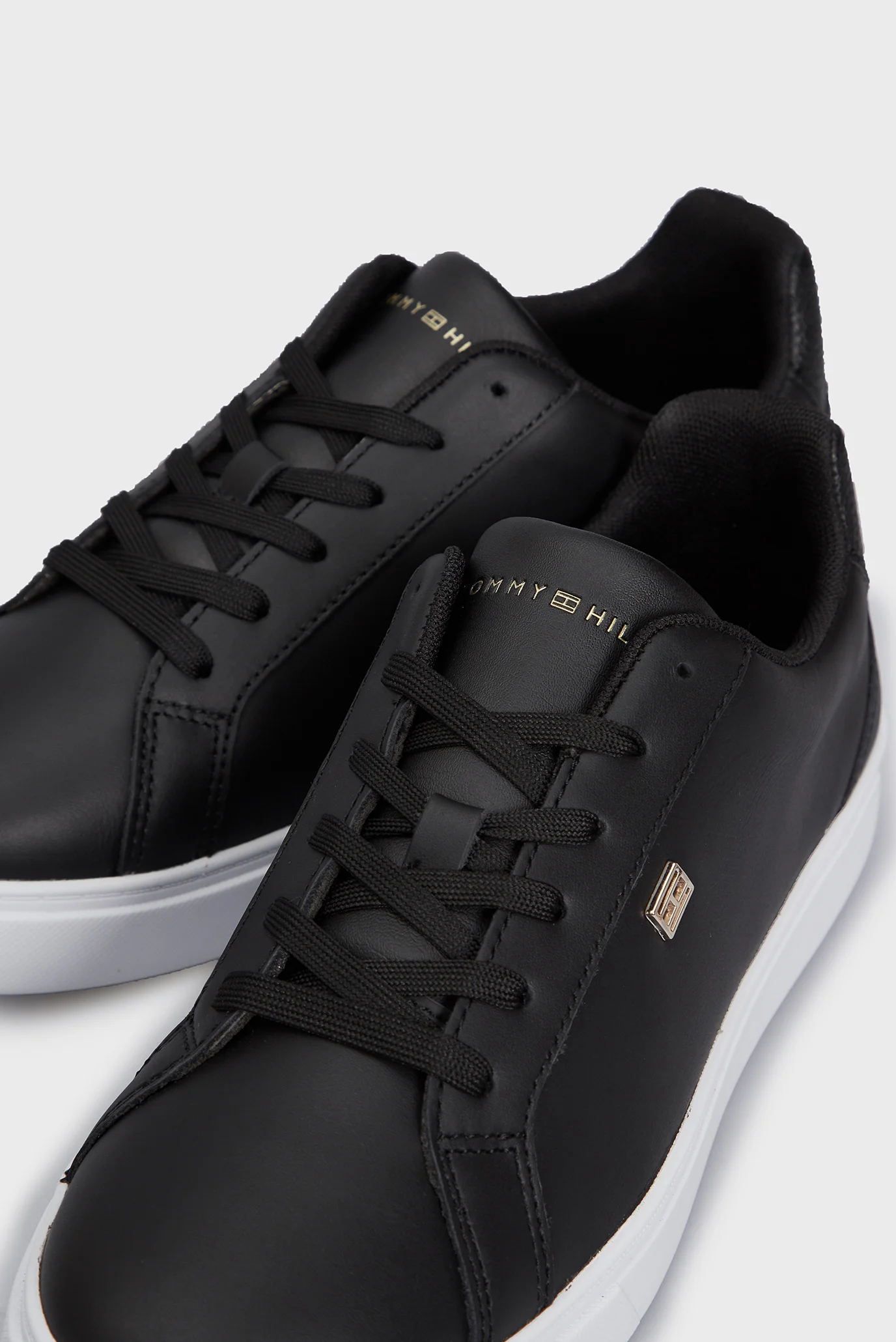 リカルメ　モードエモード③ Жіночі чорні шкіряні снікерcи ESSENTIAL COURT SNEAKER Tommy