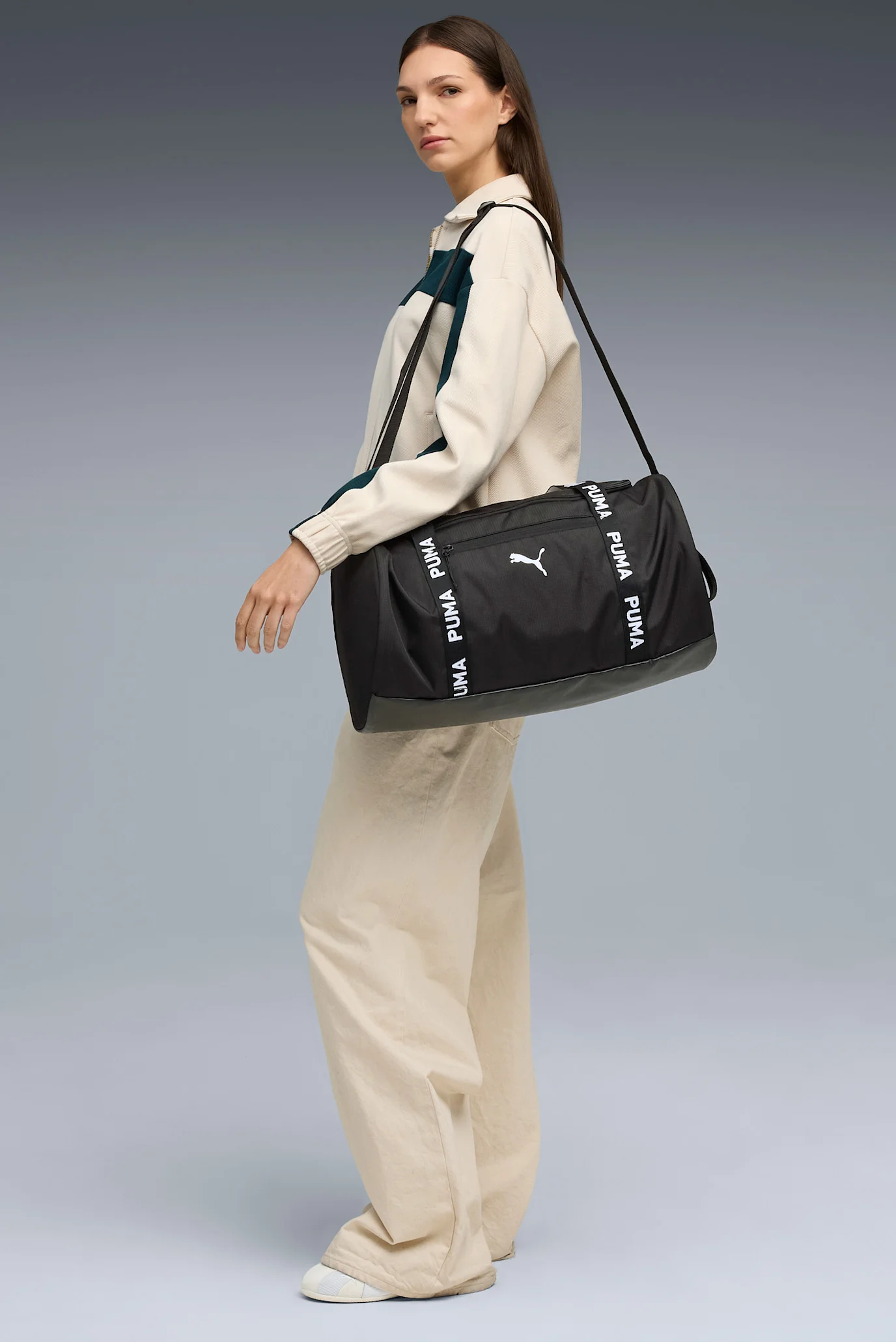Жіноча чорна спортивна сумка Essentials Training 28.5L Barrel Bag