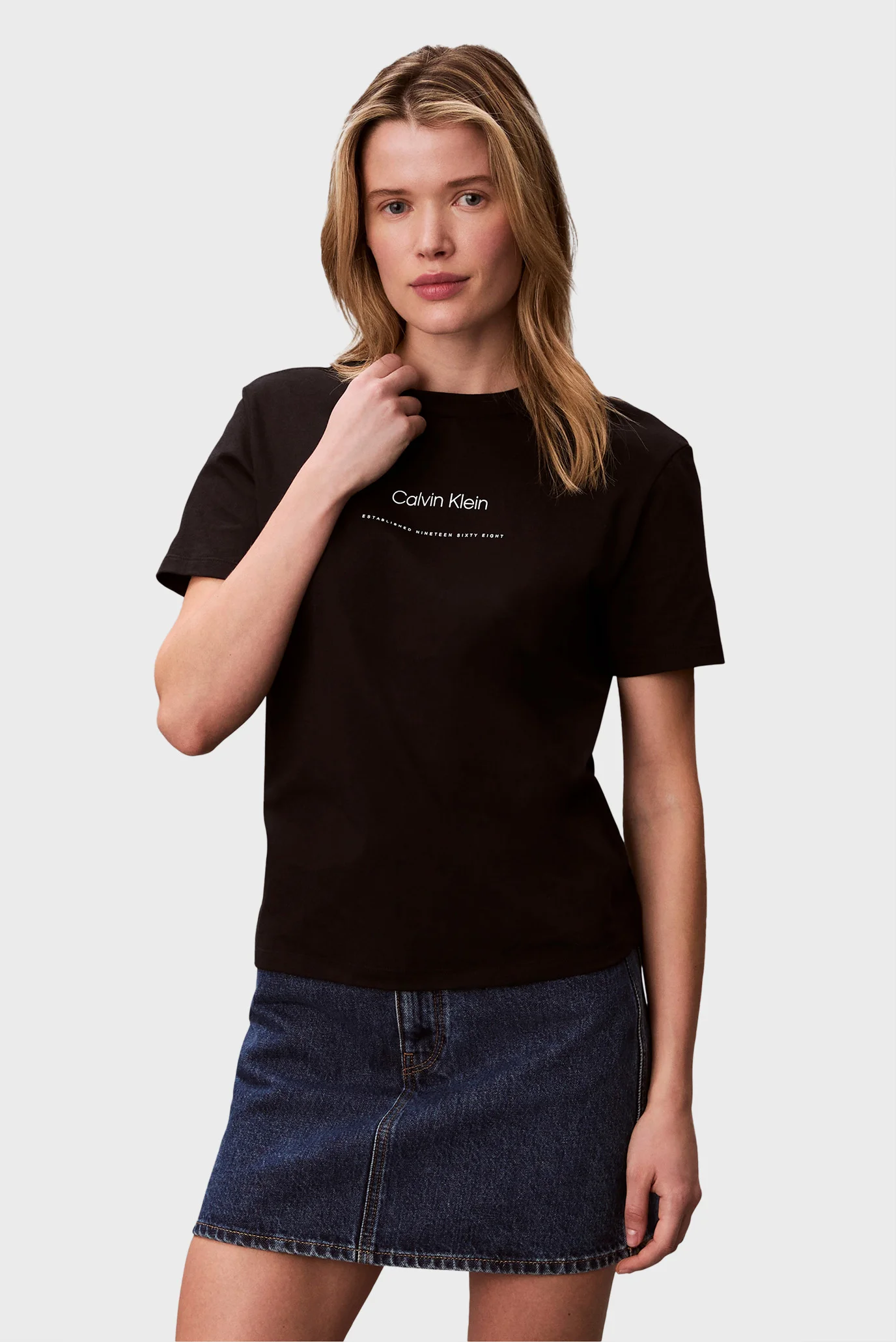 Жіноча чорна футболка CLASSIC Calvin Klein Jeans LV047C811G — MD