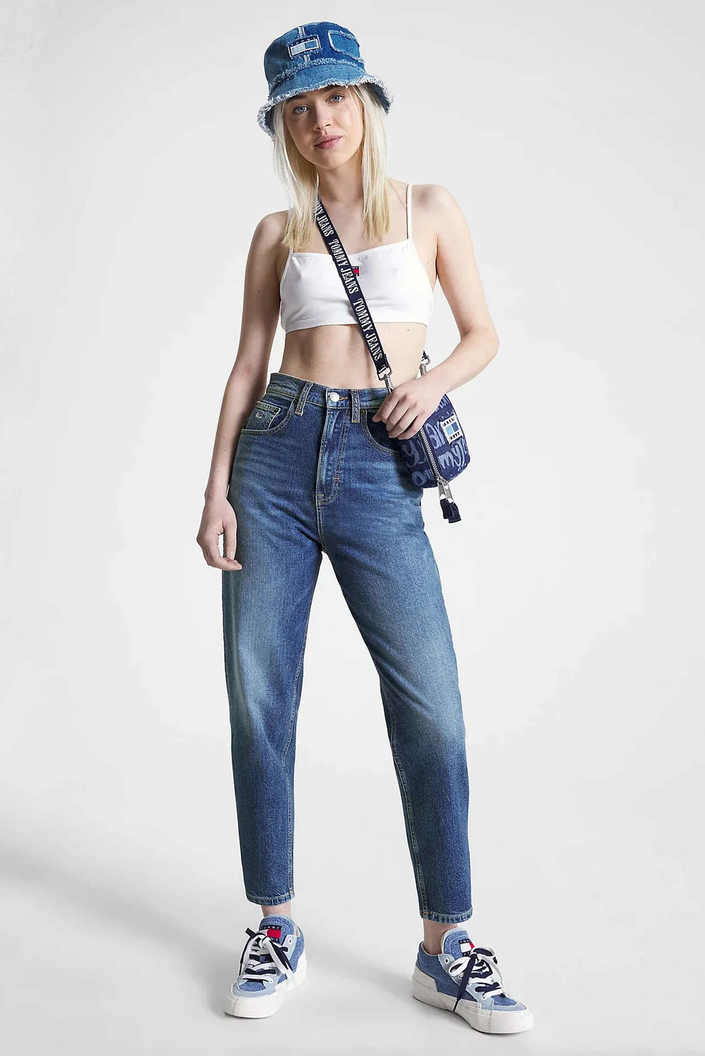 Женские синие джинсы MOM JEAN UHR TPR CG5136 Tommy Jeans