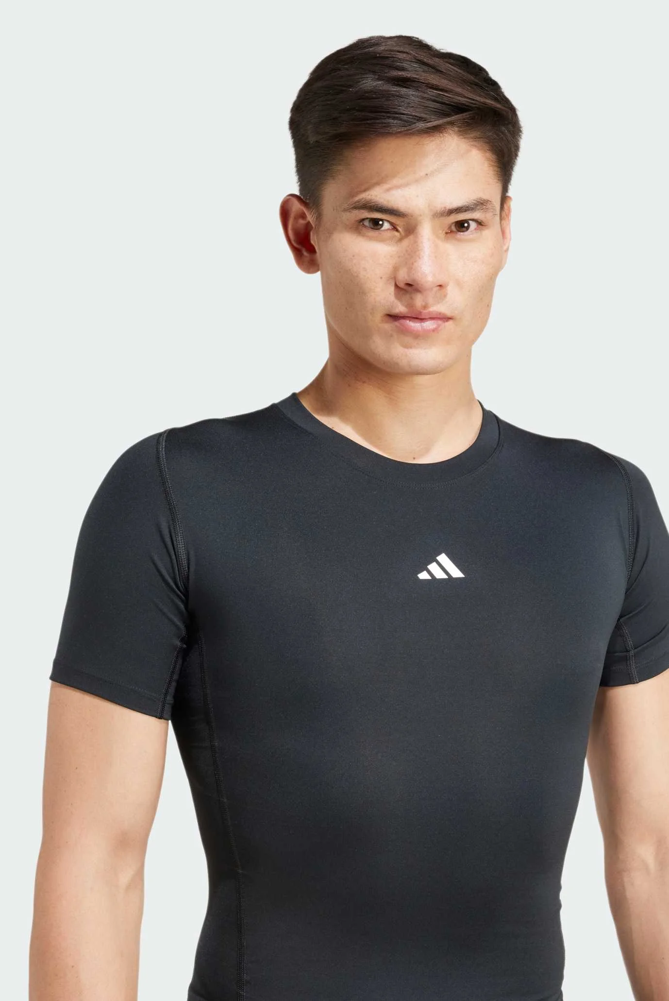 トシ Мужская черная футболка TECHFIT Compression Training adidas JE6698