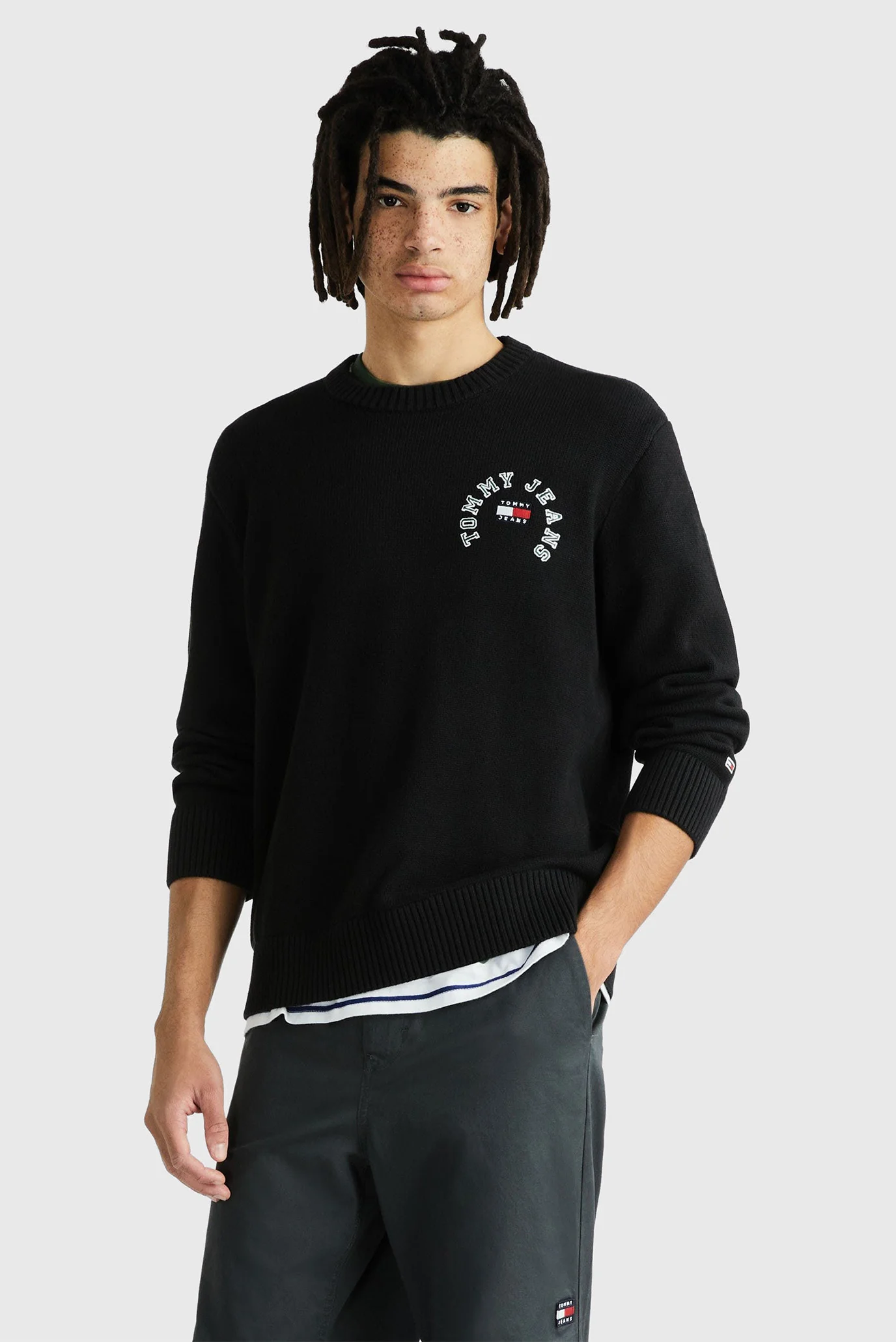 o o mi Мужской черный джемпер TJM RLX ARCHED GRAPHIC SWEATER Tommy Jeans